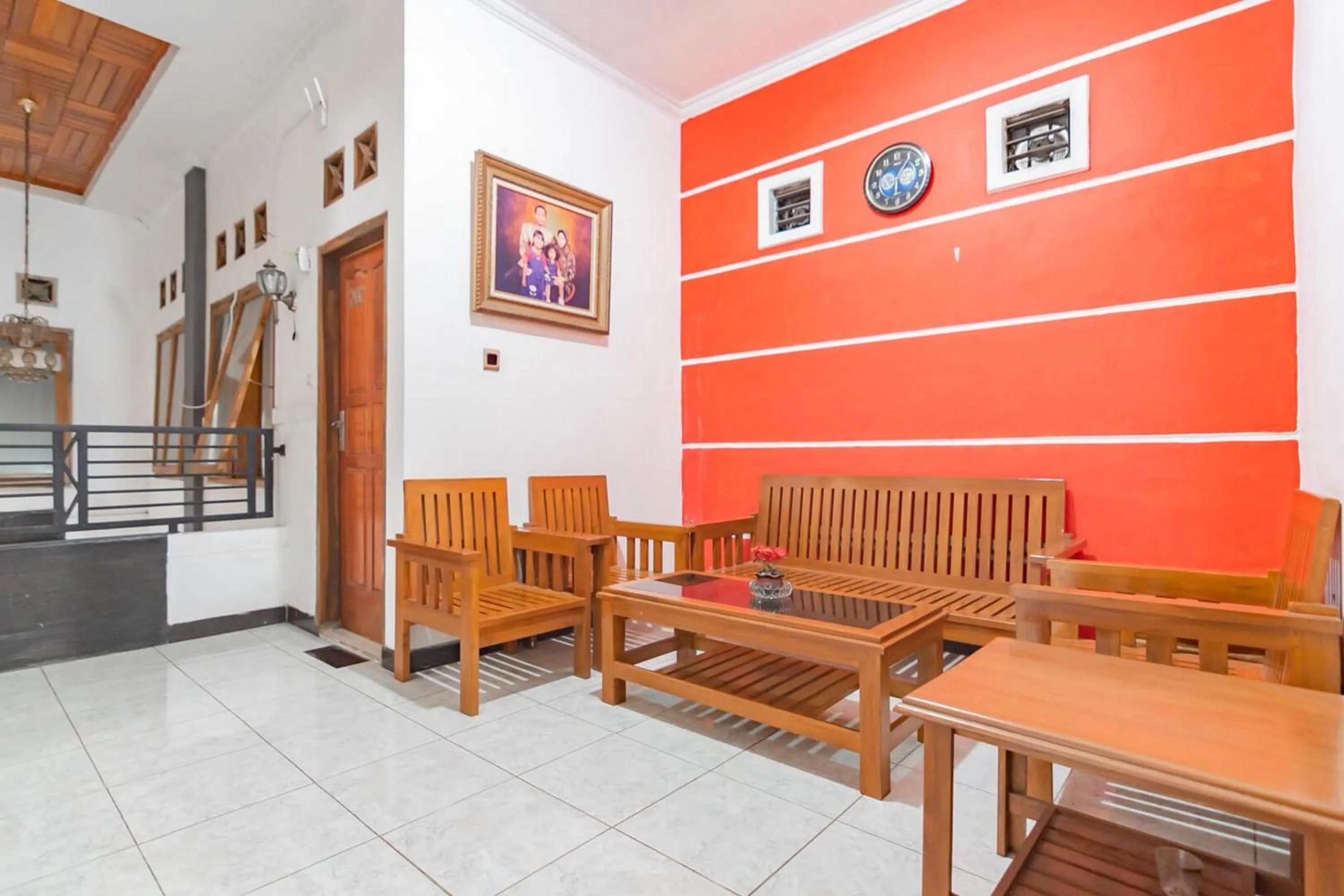 Seating area in Wisma Vandera Syariah Garut Mitra RedDoorz