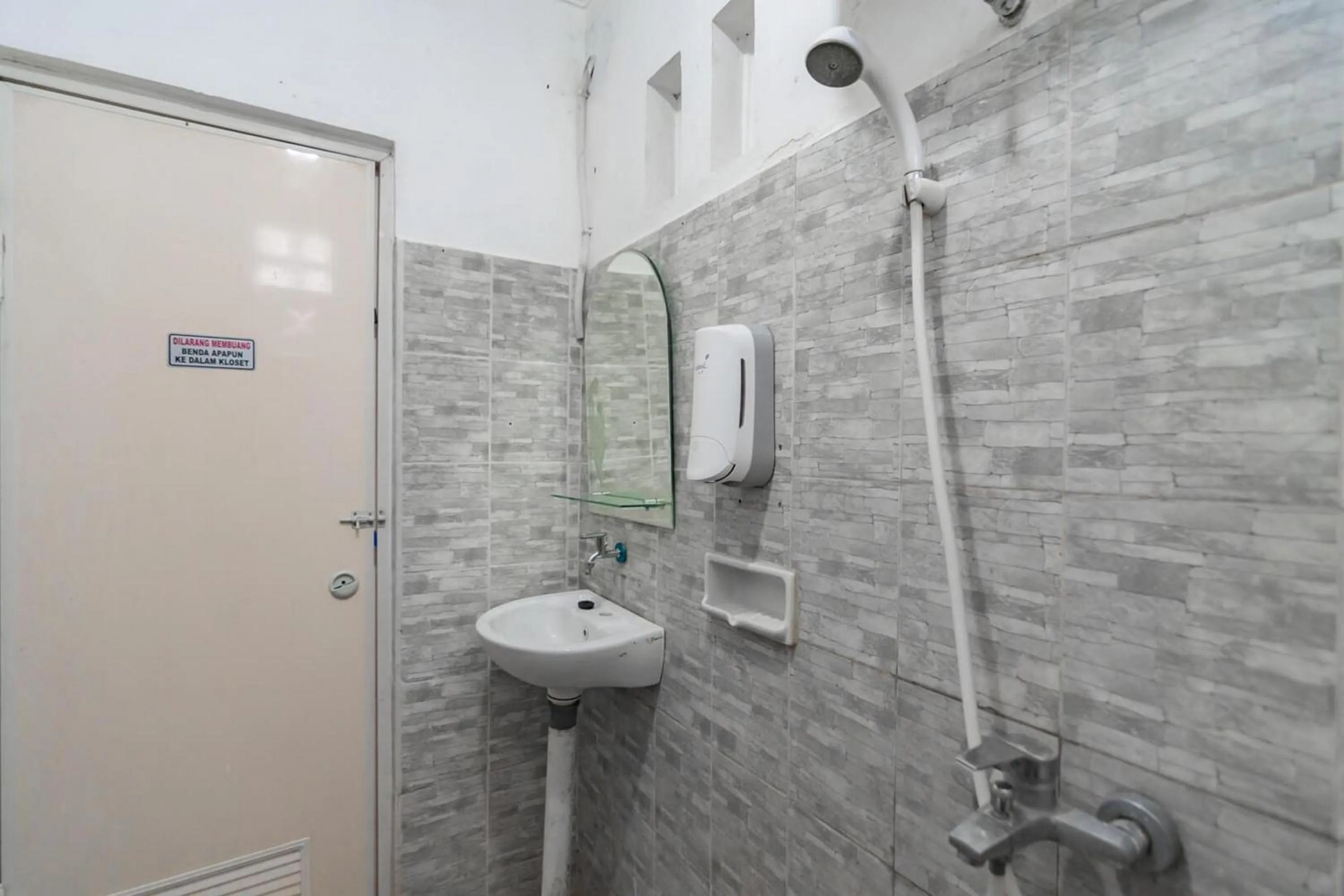 Bathroom in Wisma Vandera Syariah Garut Mitra RedDoorz