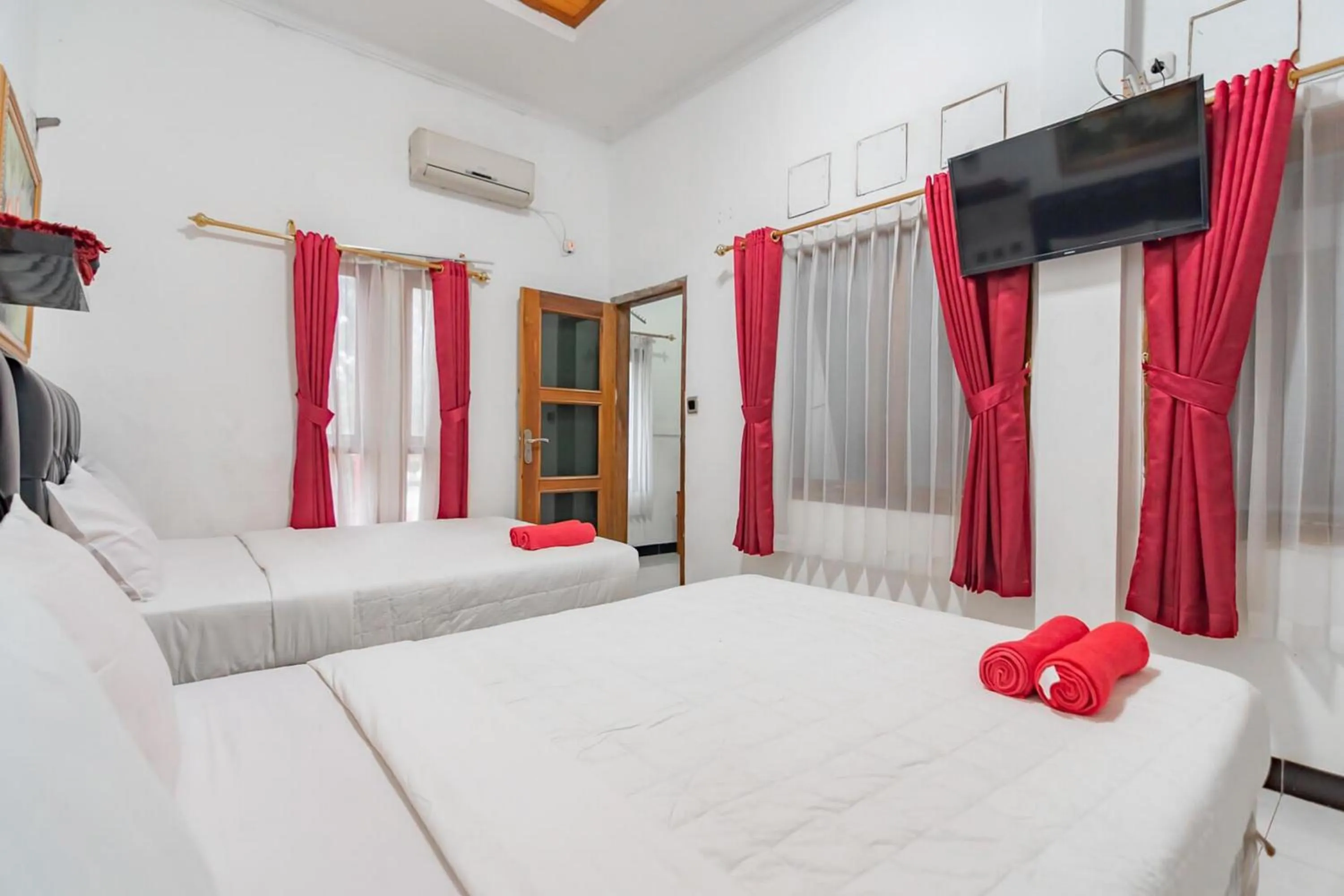 Bedroom, Bed in Wisma Vandera Syariah Garut Mitra RedDoorz