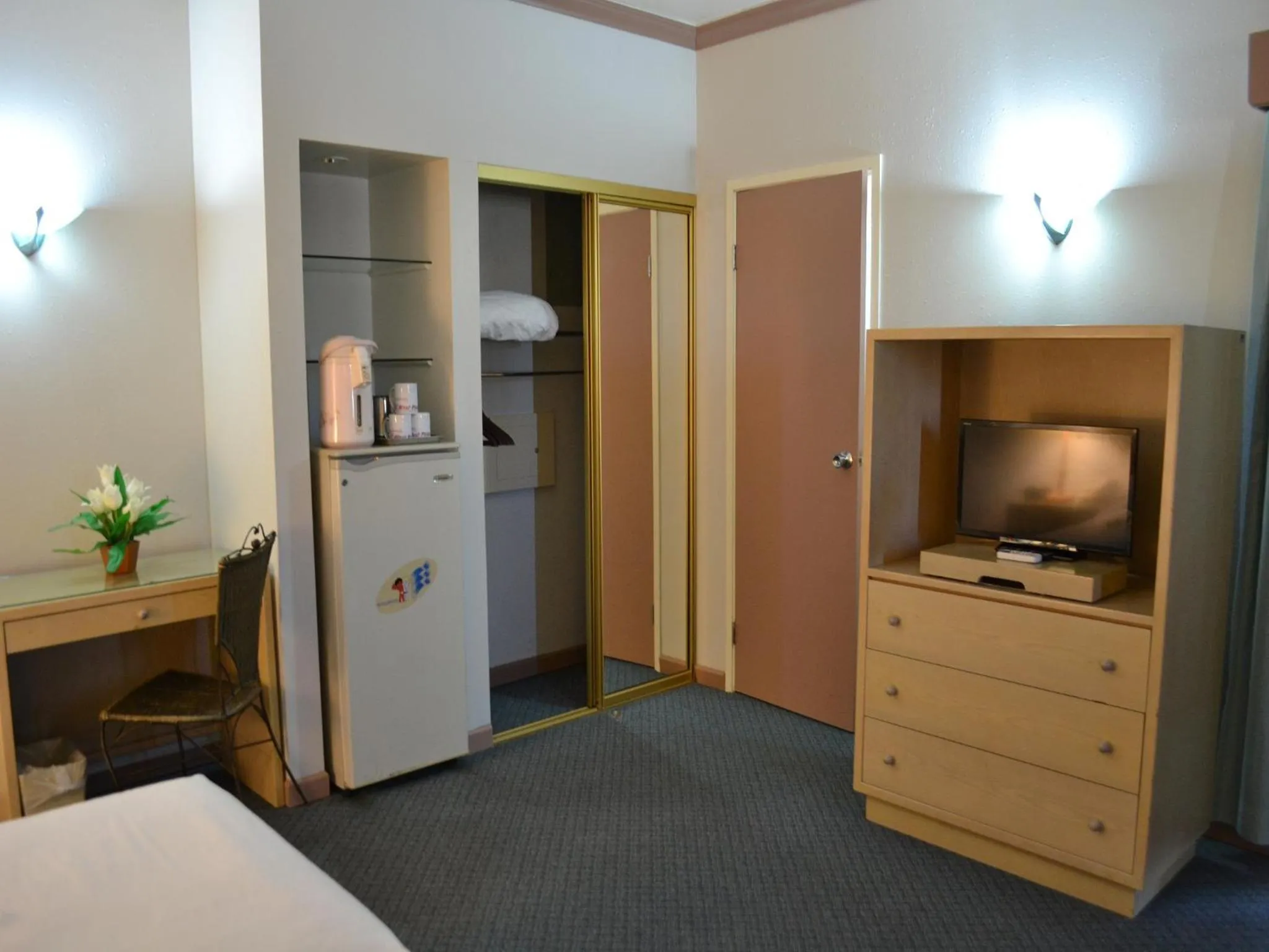 Bedroom, Bed in West Plaza Desekel