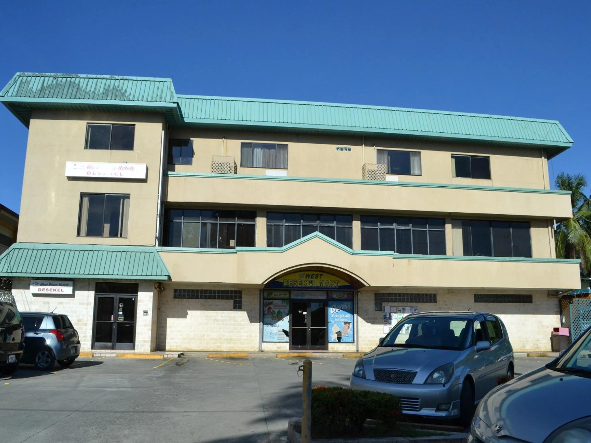 Property building in West Plaza Desekel