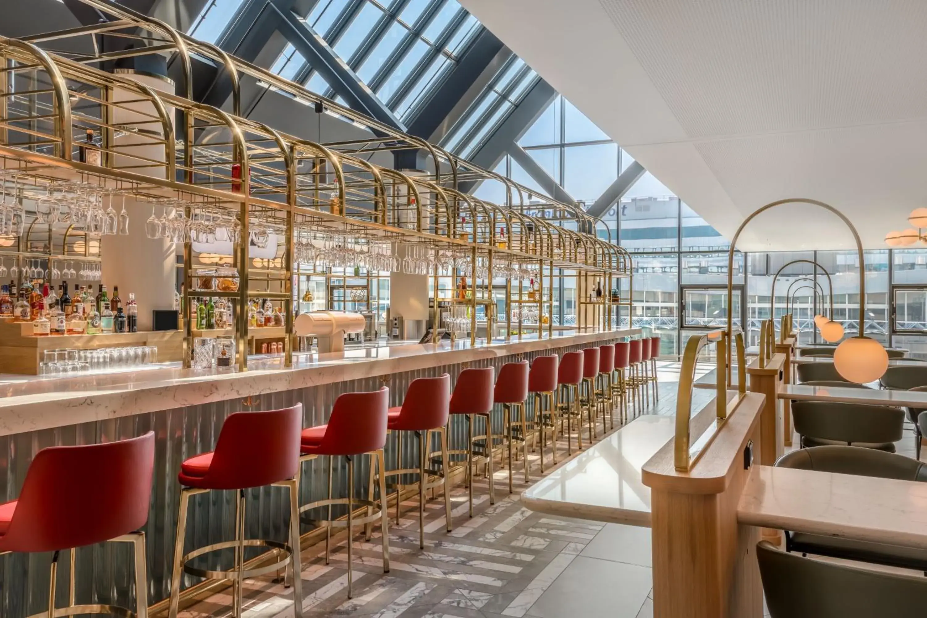 Kitchen or kitchenette, Lounge/Bar in Frankfurt Airport Marriott Hotel