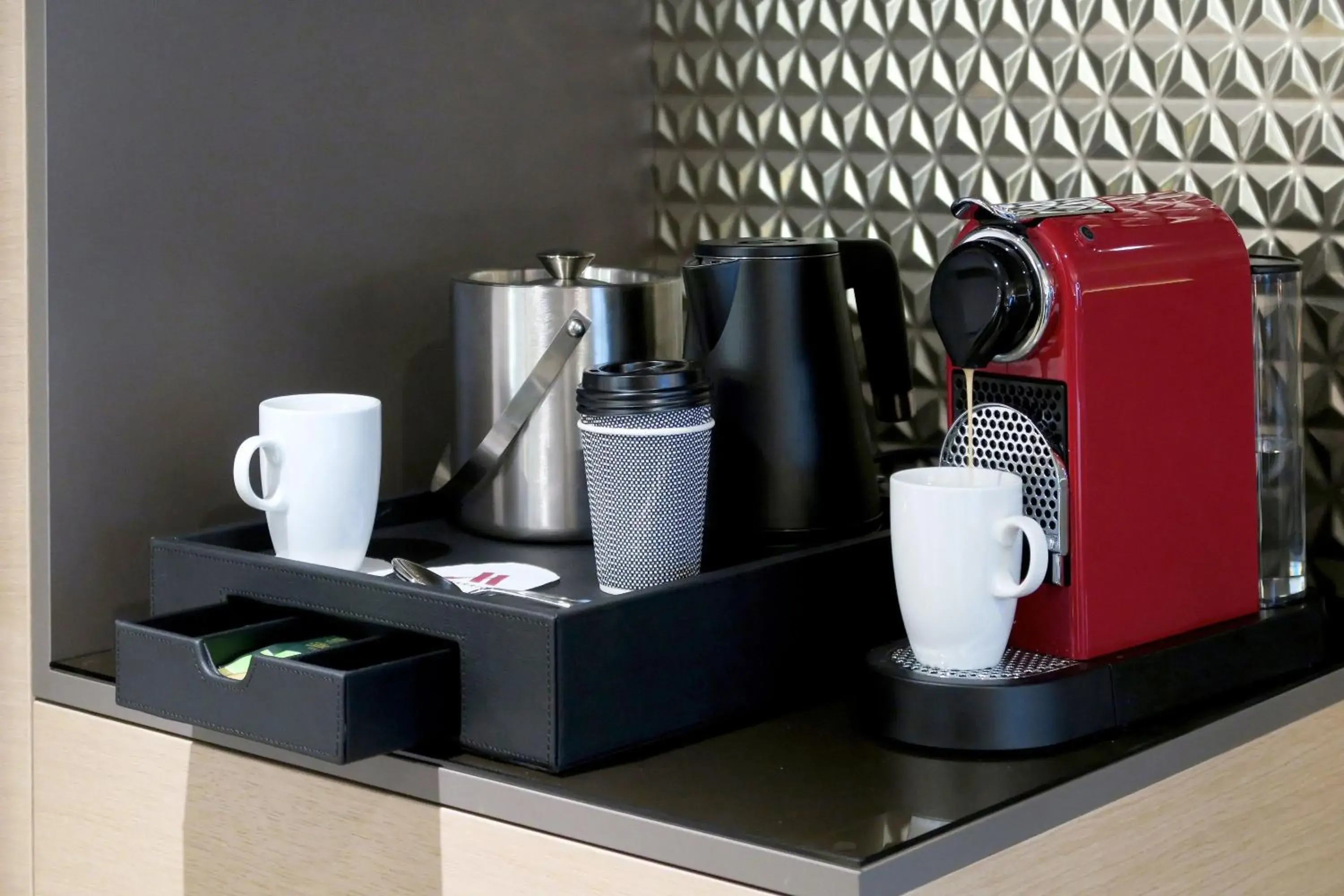 Photo of the whole room, Coffee/Tea Facilities in Frankfurt Airport Marriott Hotel