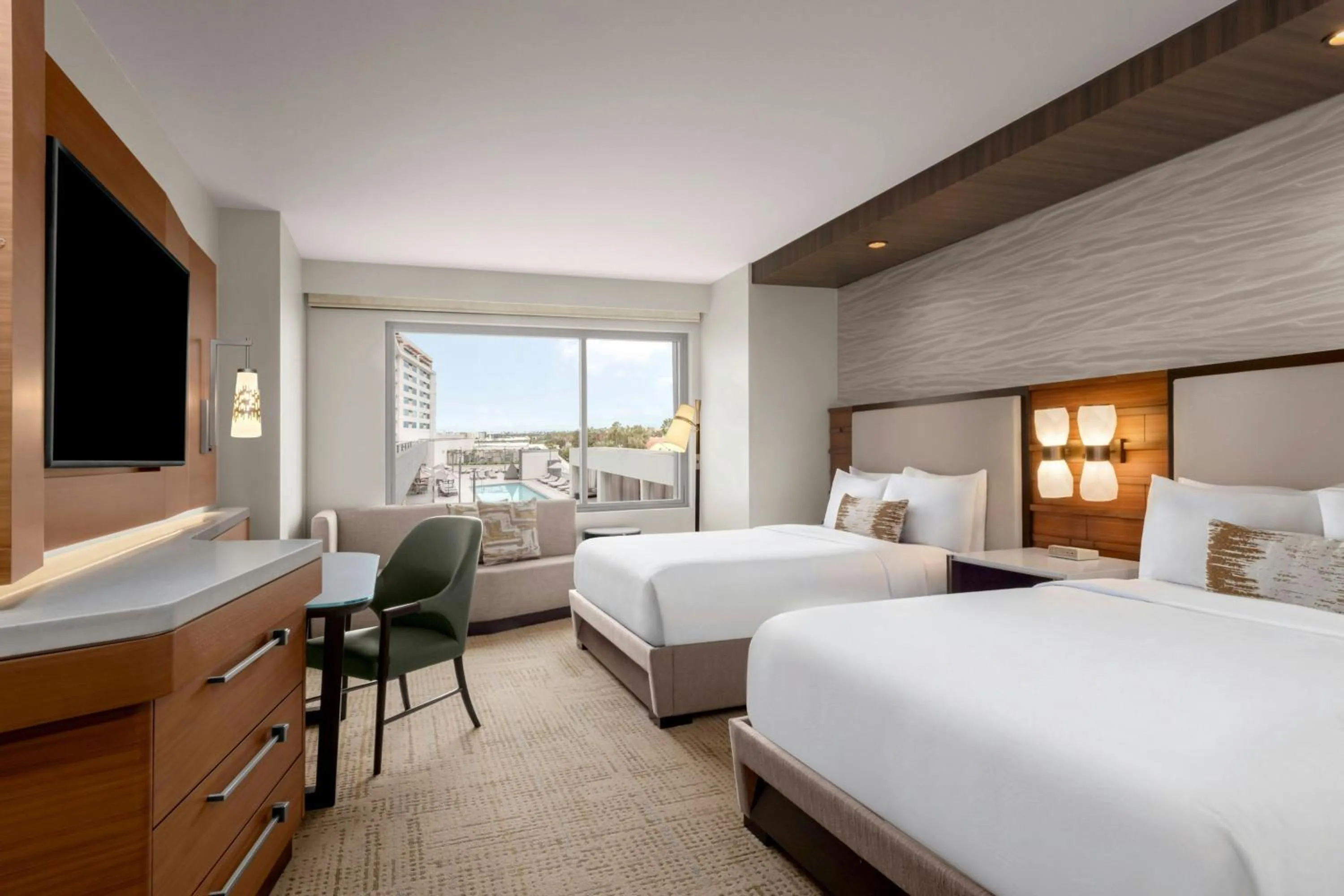 Swimming pool, Bed in JW Marriott, Anaheim Resort