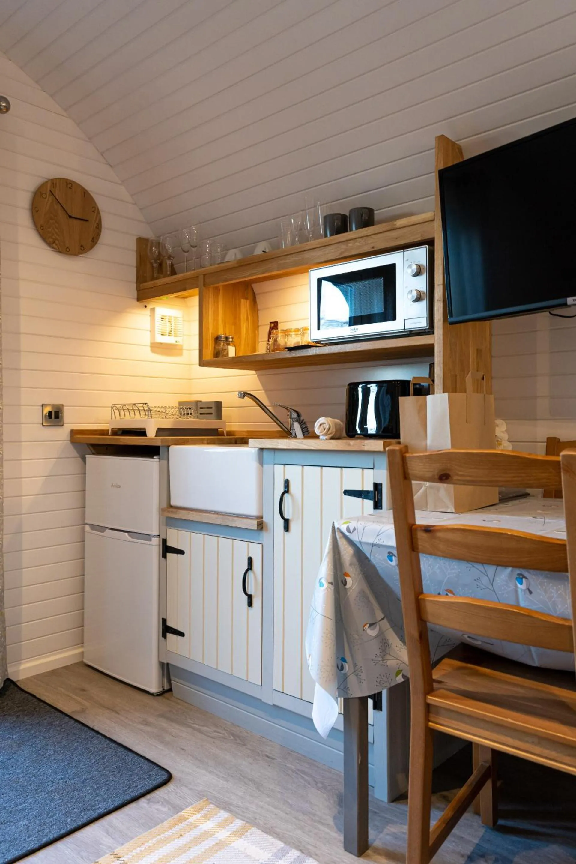 Kitchen or kitchenette in The Juniperlea Inn