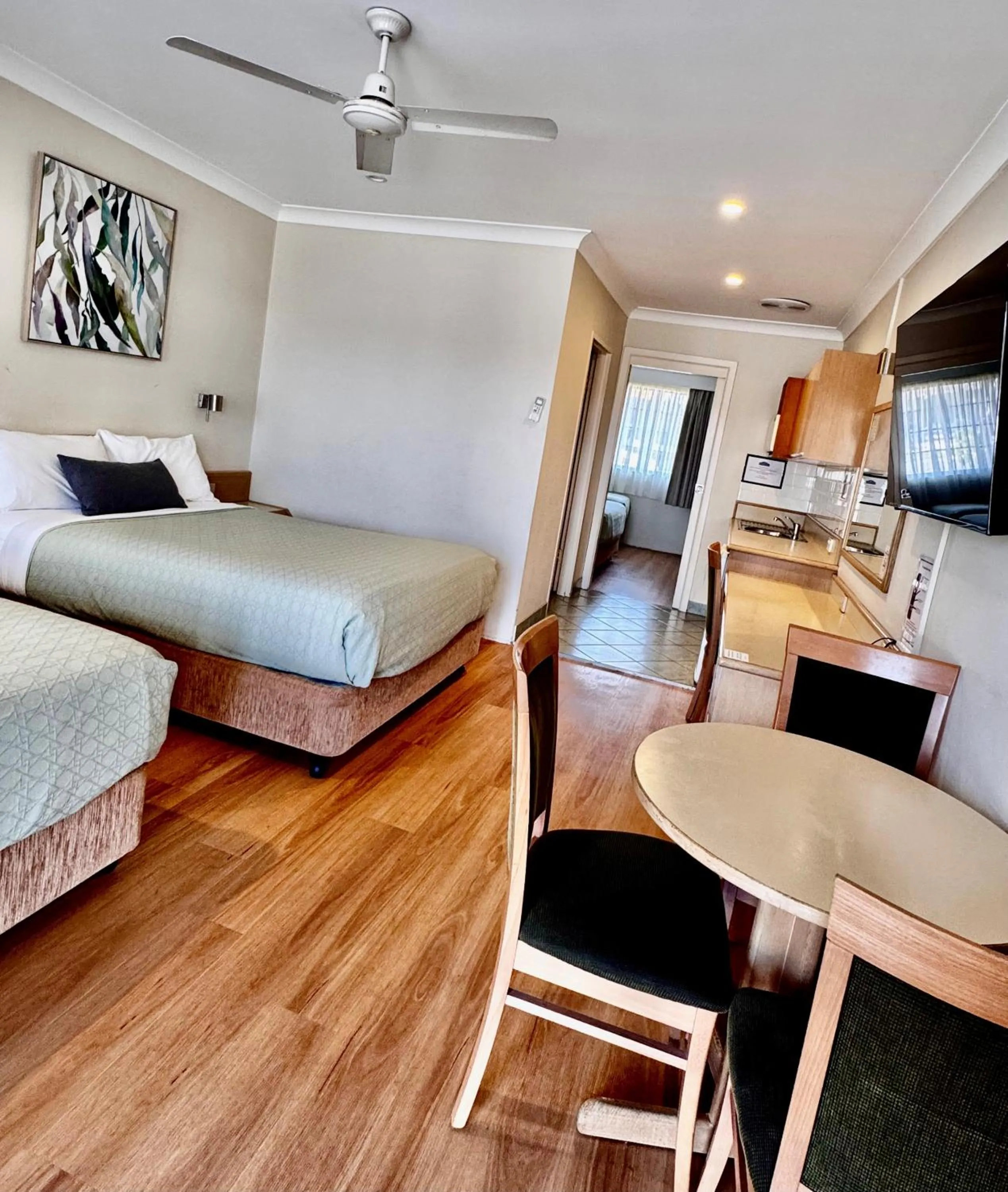 Dining area, Bed in Colonial Terrace Motor Inn