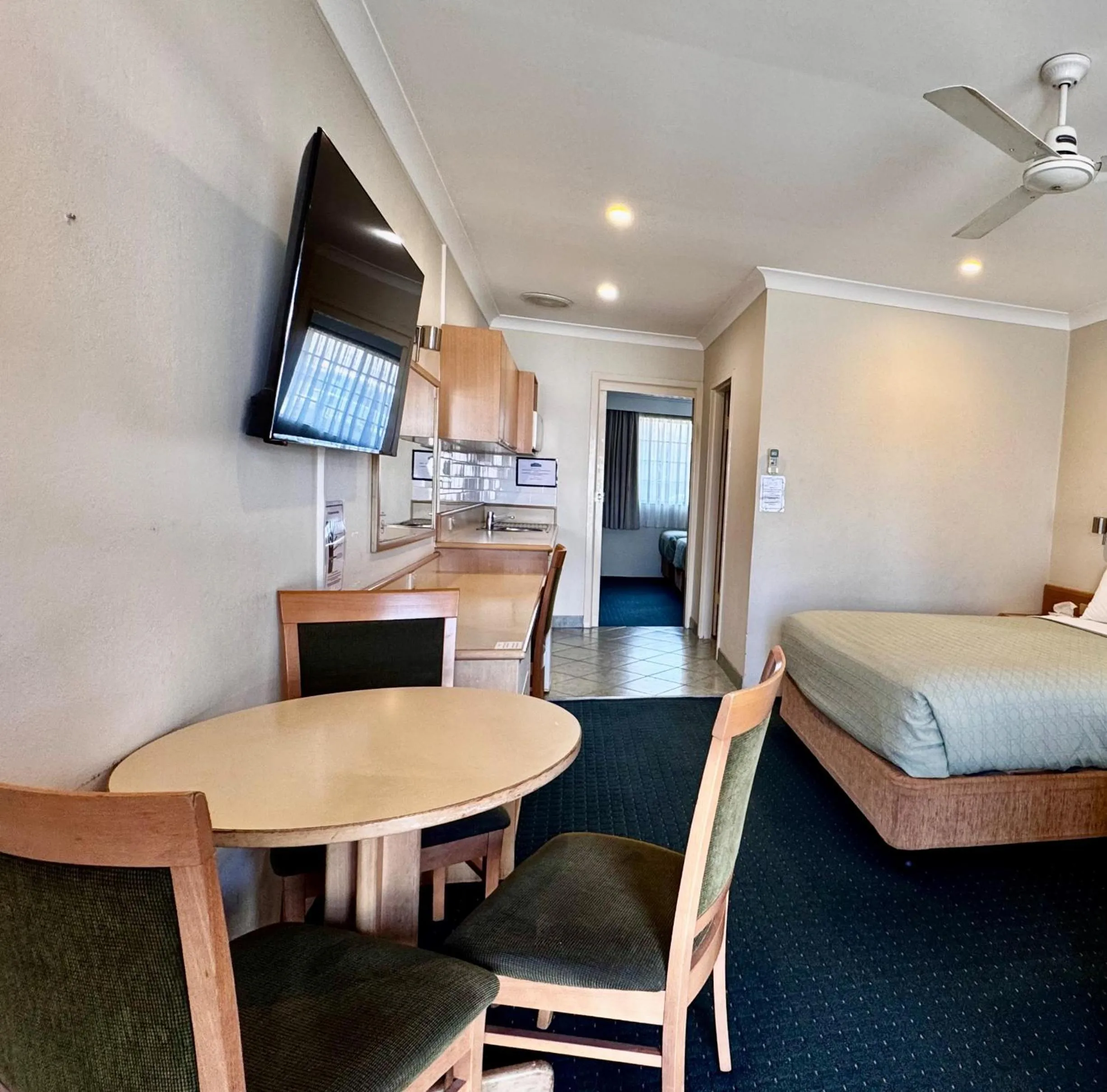 Bed in Colonial Terrace Motor Inn