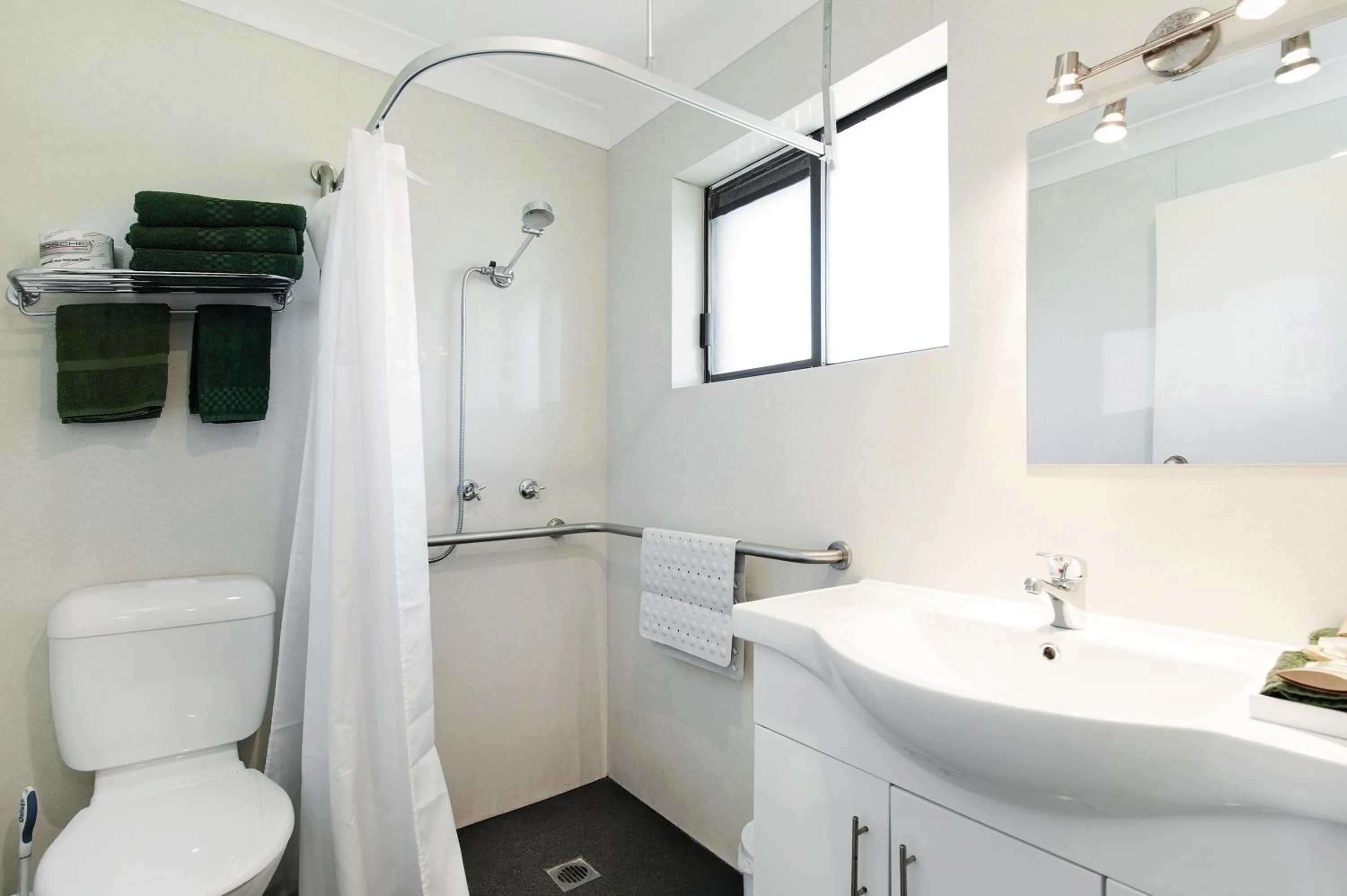 Bathroom in Colonial Terrace Motor Inn