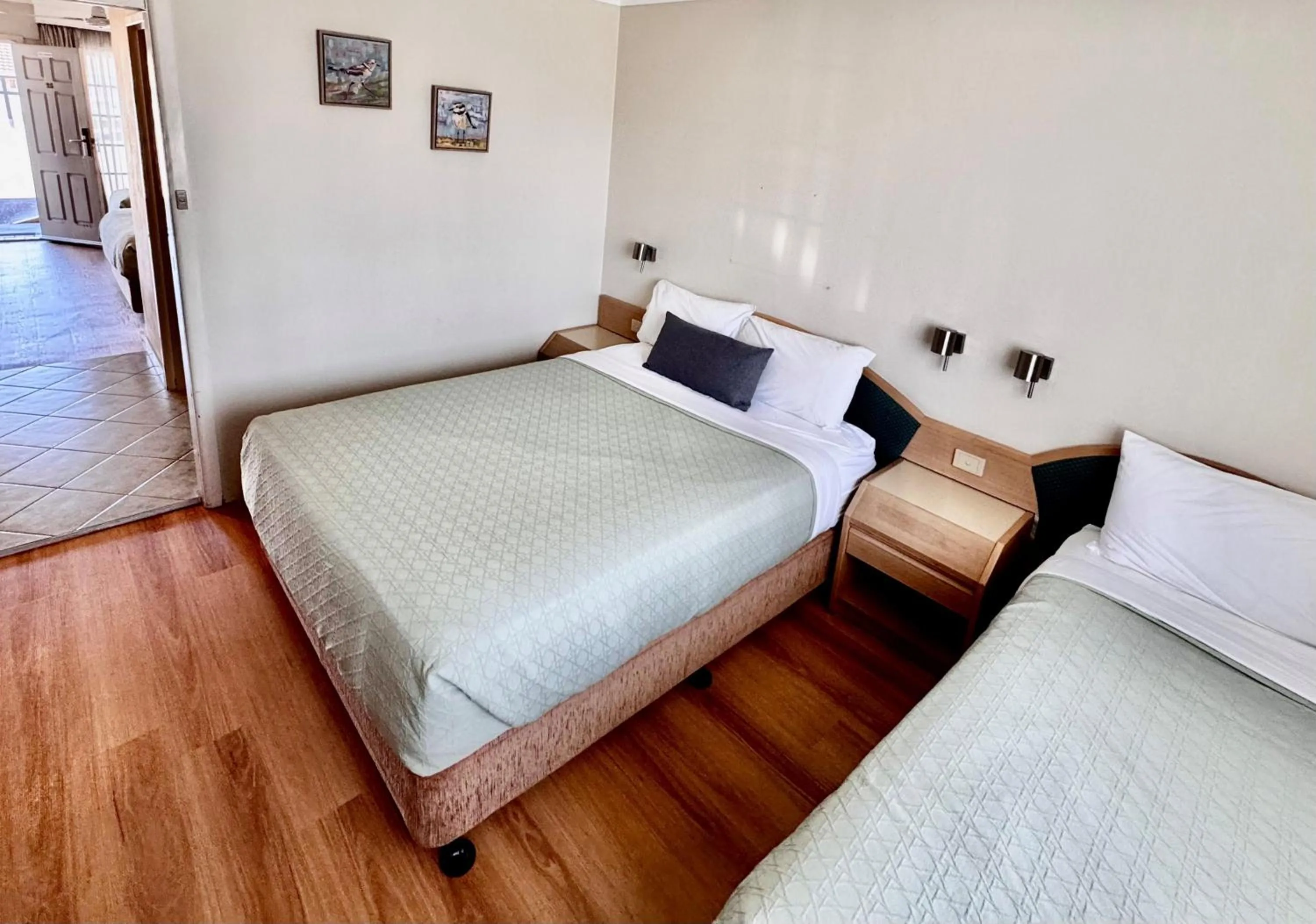 Bedroom, Bed in Colonial Terrace Motor Inn