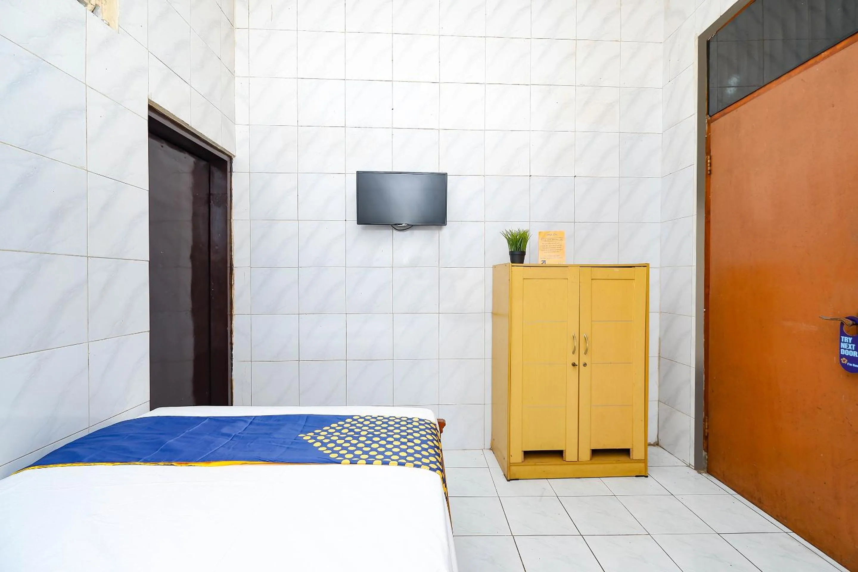 Bedroom, TV/Entertainment Center in SPOT ON 2011 Hotel Mekar Sari