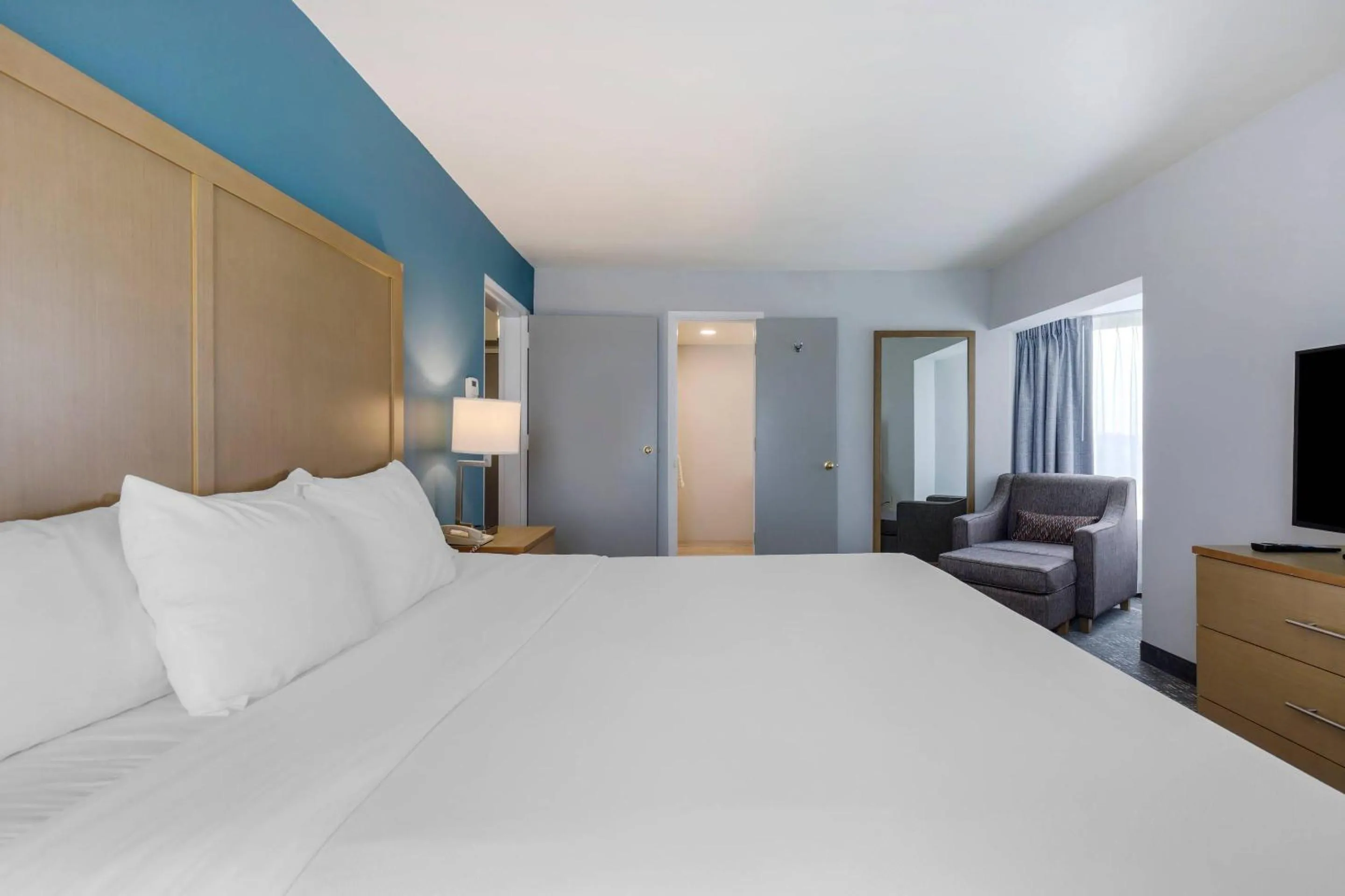 Bedroom, Bed in Comfort Inn & Suites Alexandria West