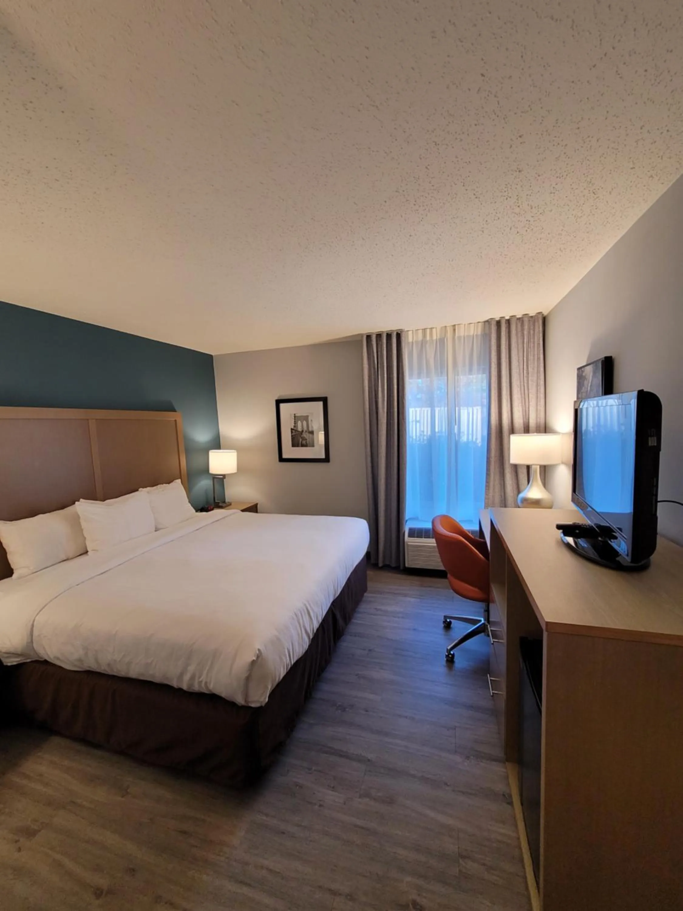 Bed in Comfort Inn & Suites Alexandria West