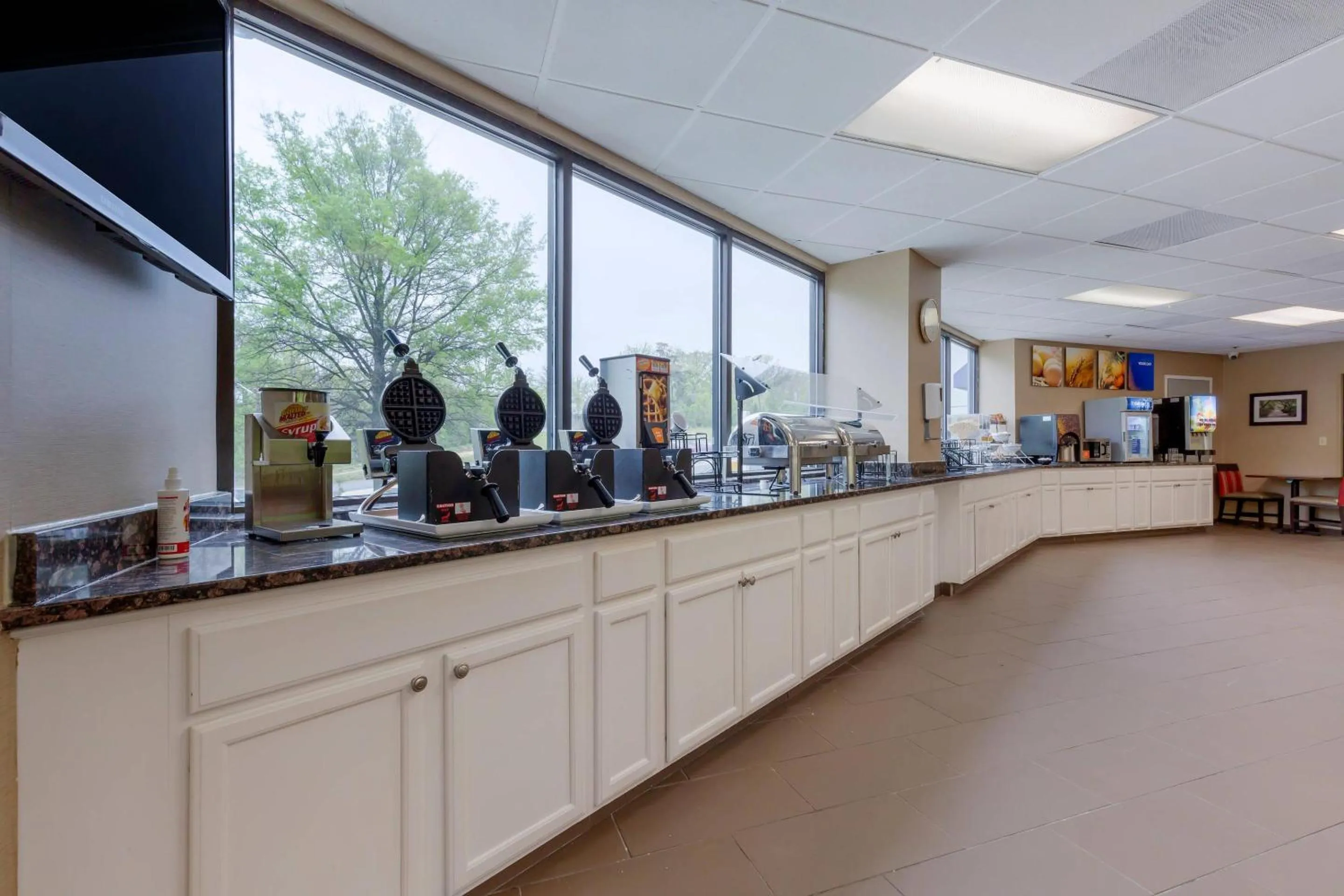 Breakfast in Comfort Inn & Suites Alexandria West