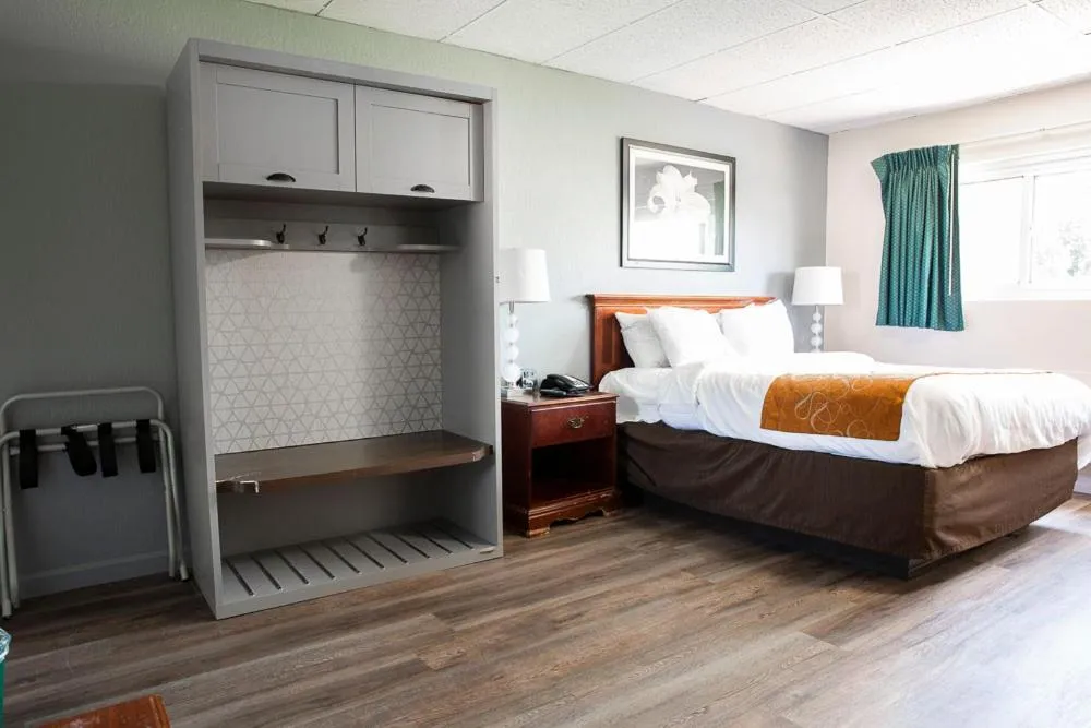 Bed in Bedford Motel