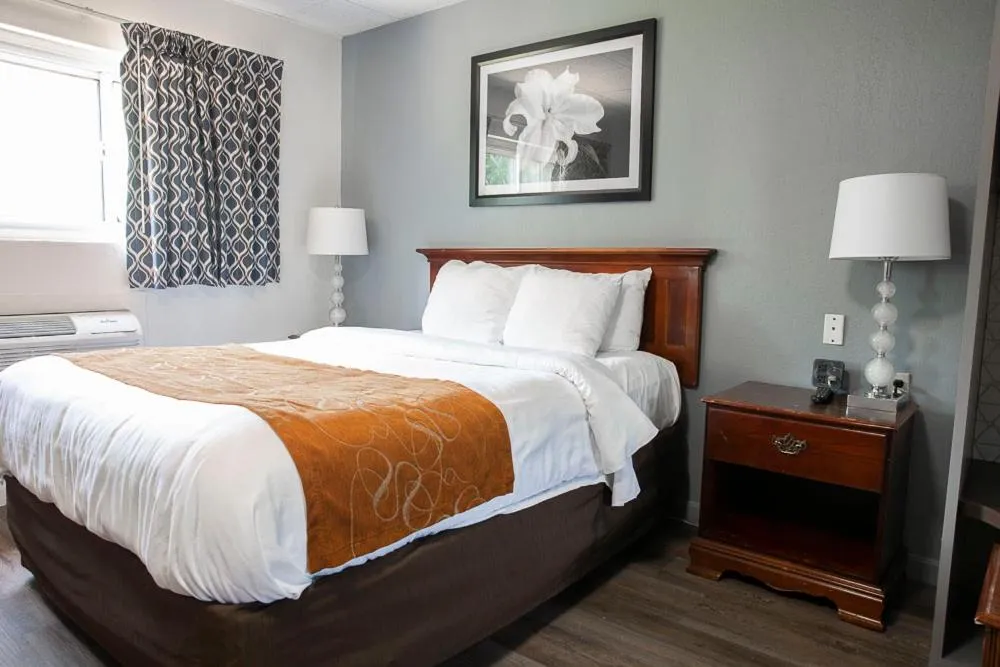 Bed in Bedford Motel