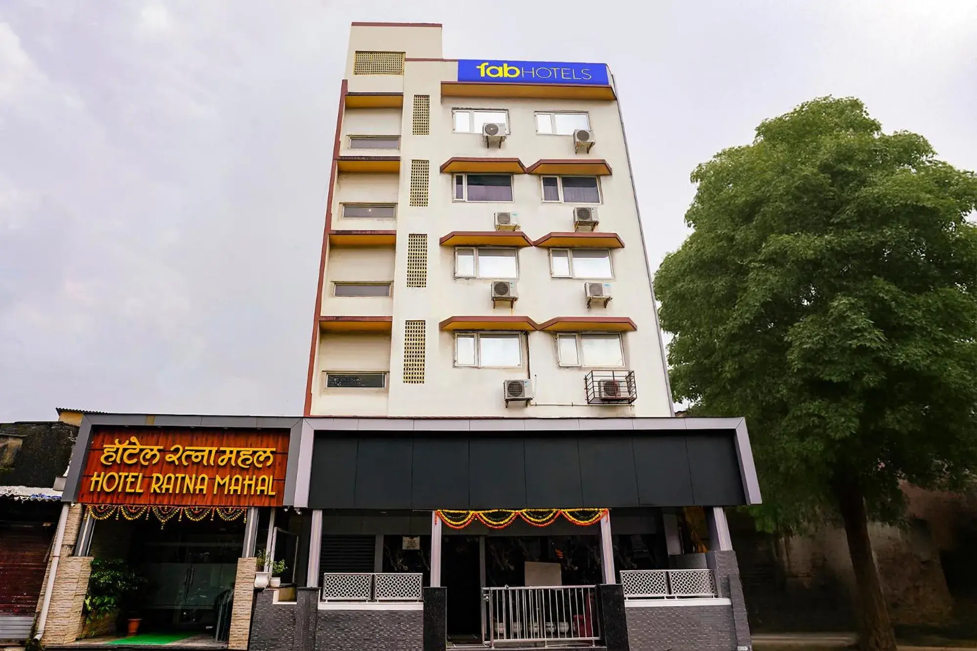 Property building in FabHotel Ratna Mahal Property building in FabHotel Ratna Mahal
