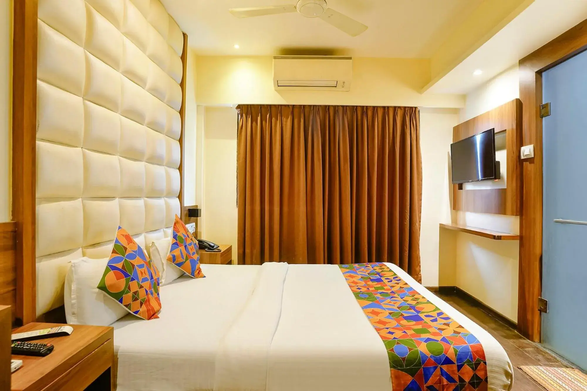 Bed in FabHotel Ratna Mahal Bed in FabHotel Ratna Mahal