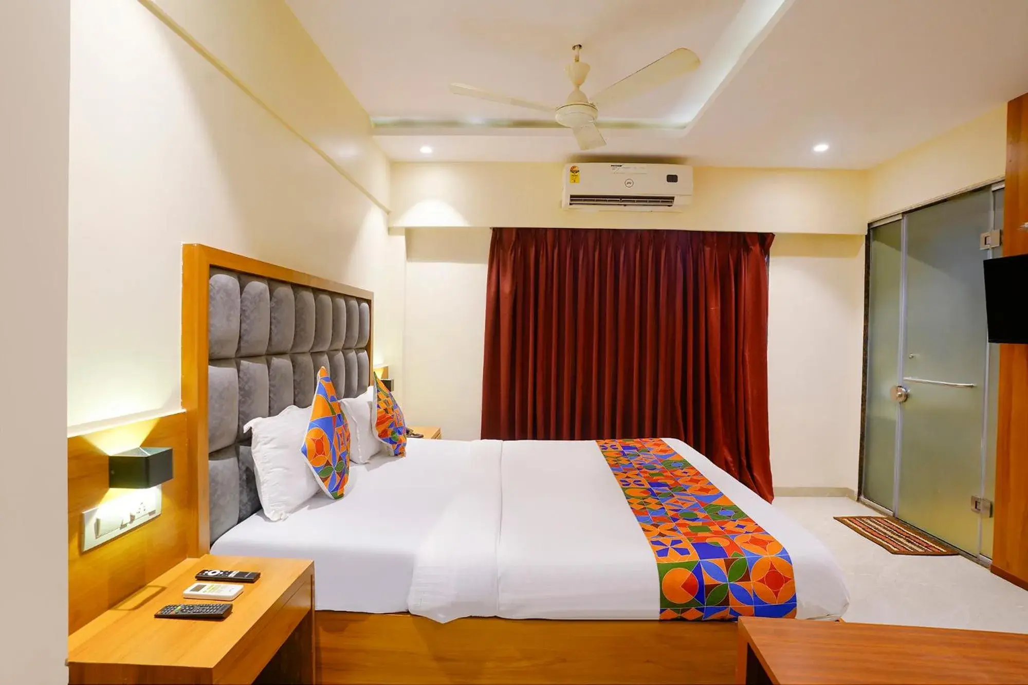 Bed in FabHotel Ratna Mahal Bed in FabHotel Ratna Mahal