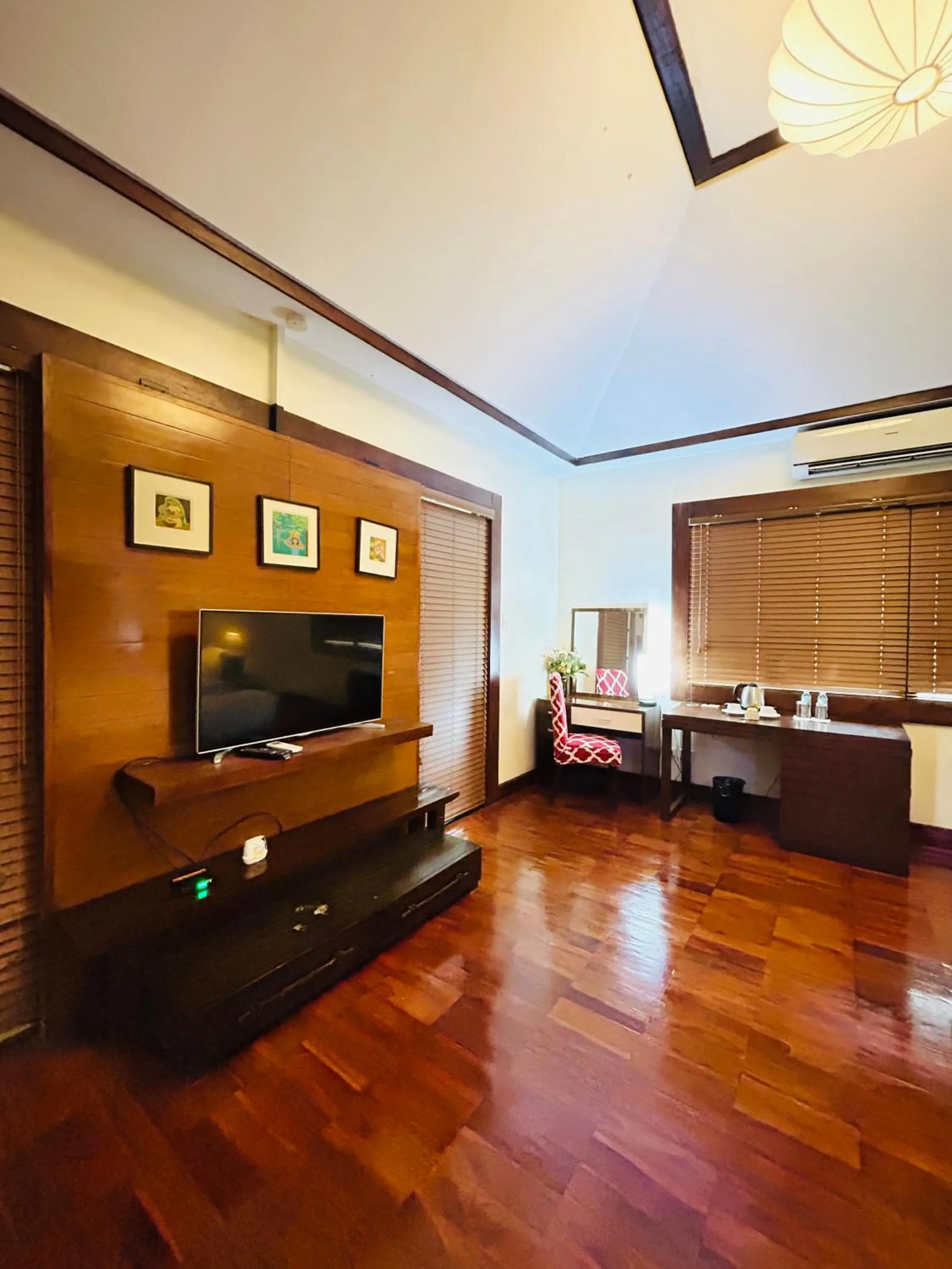 TV and multimedia in Sheridan Boutique Resort Iloilo