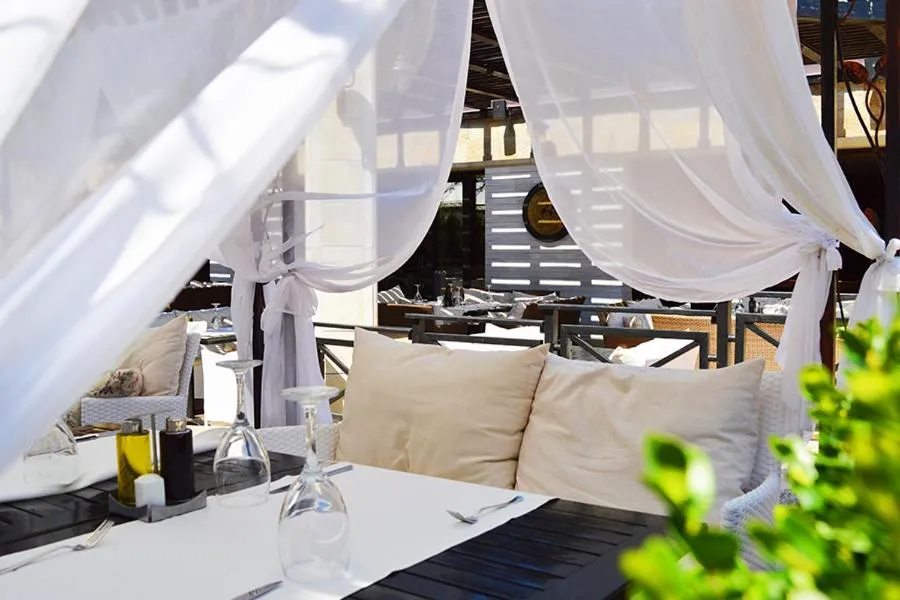 Restaurant/places to eat in Oasis Resort Lozenets