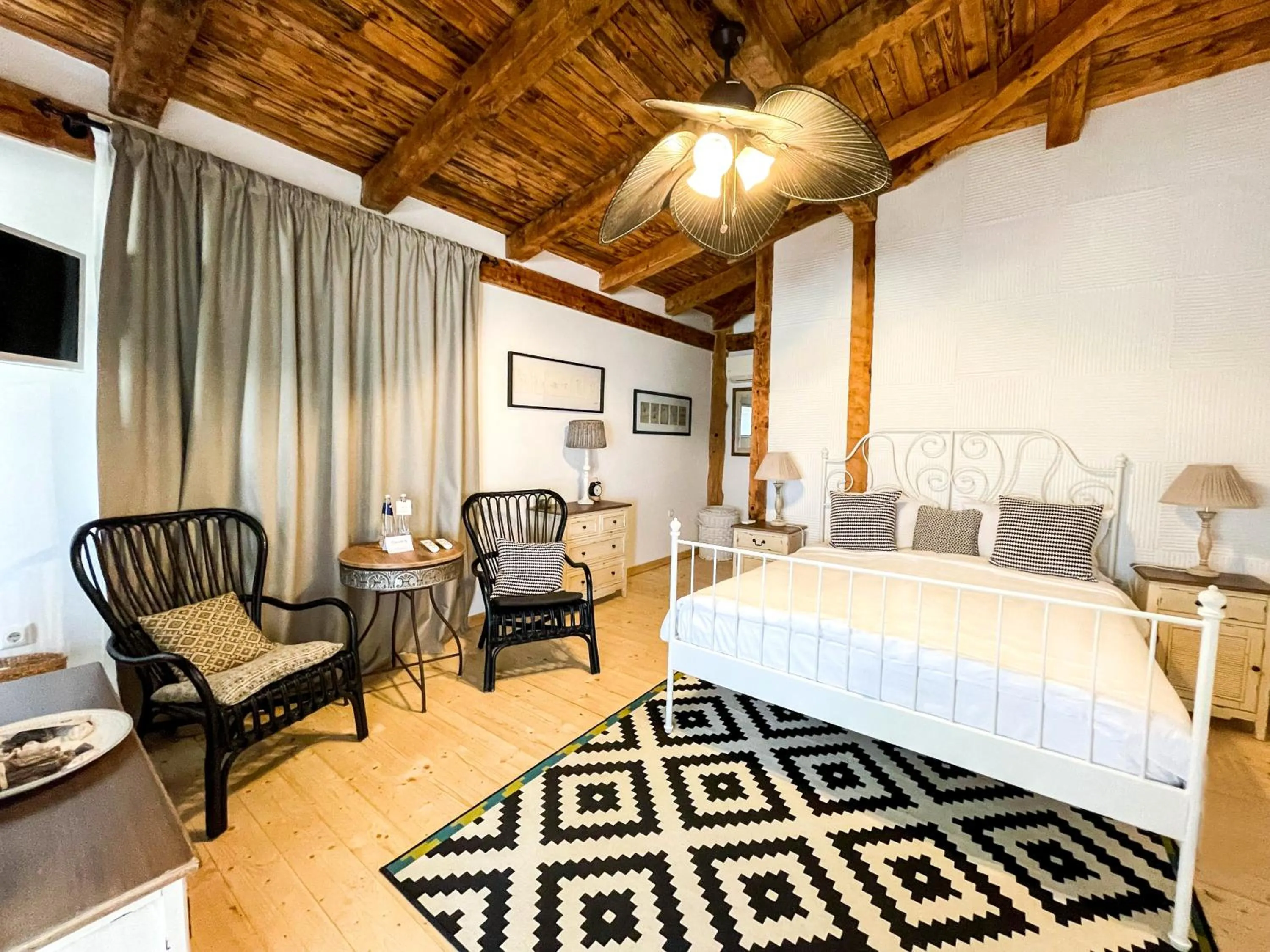Seating area, Bed in Oasis Resort Lozenets
