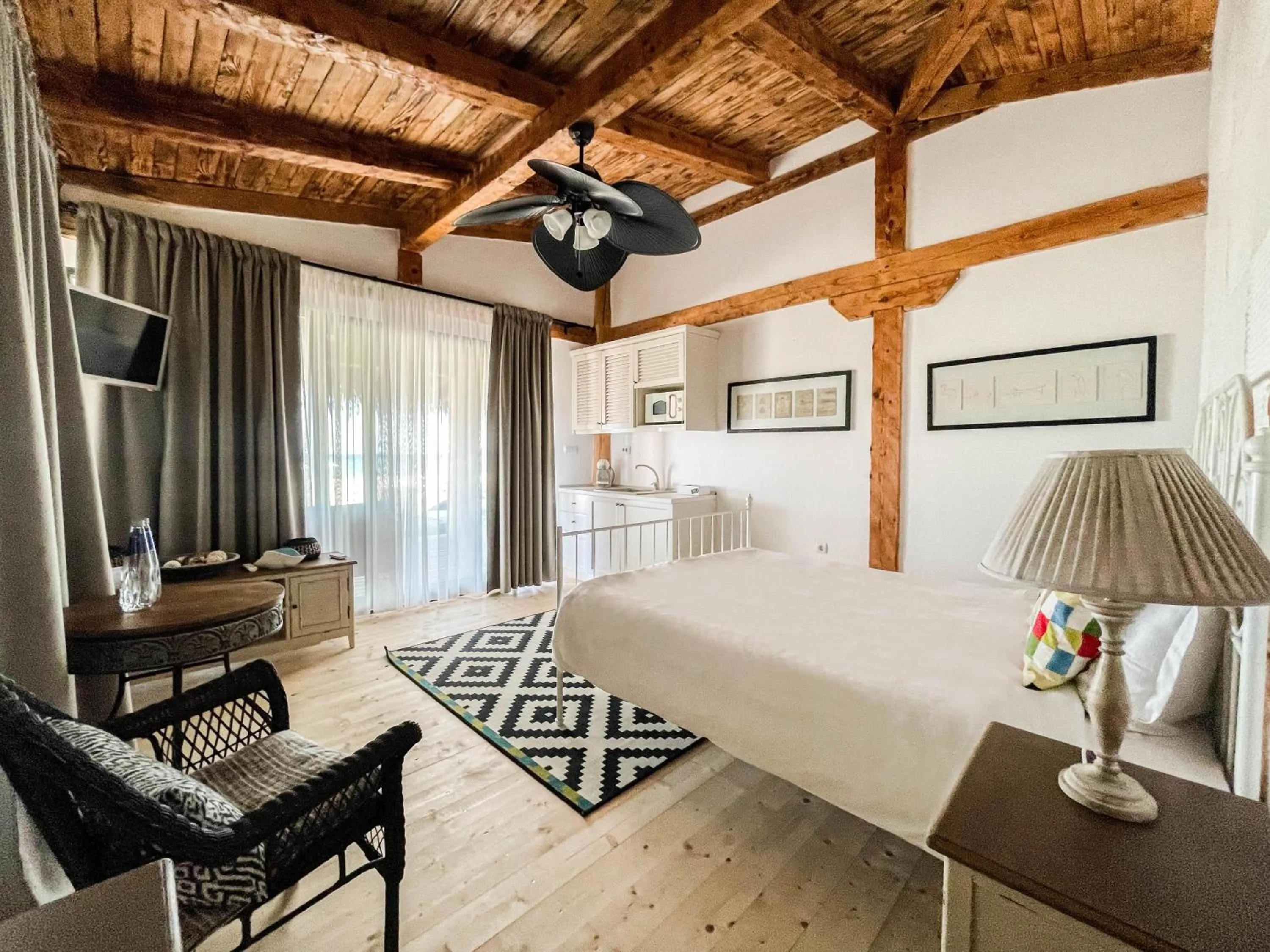 Seating area, Bed in Oasis Resort Lozenets