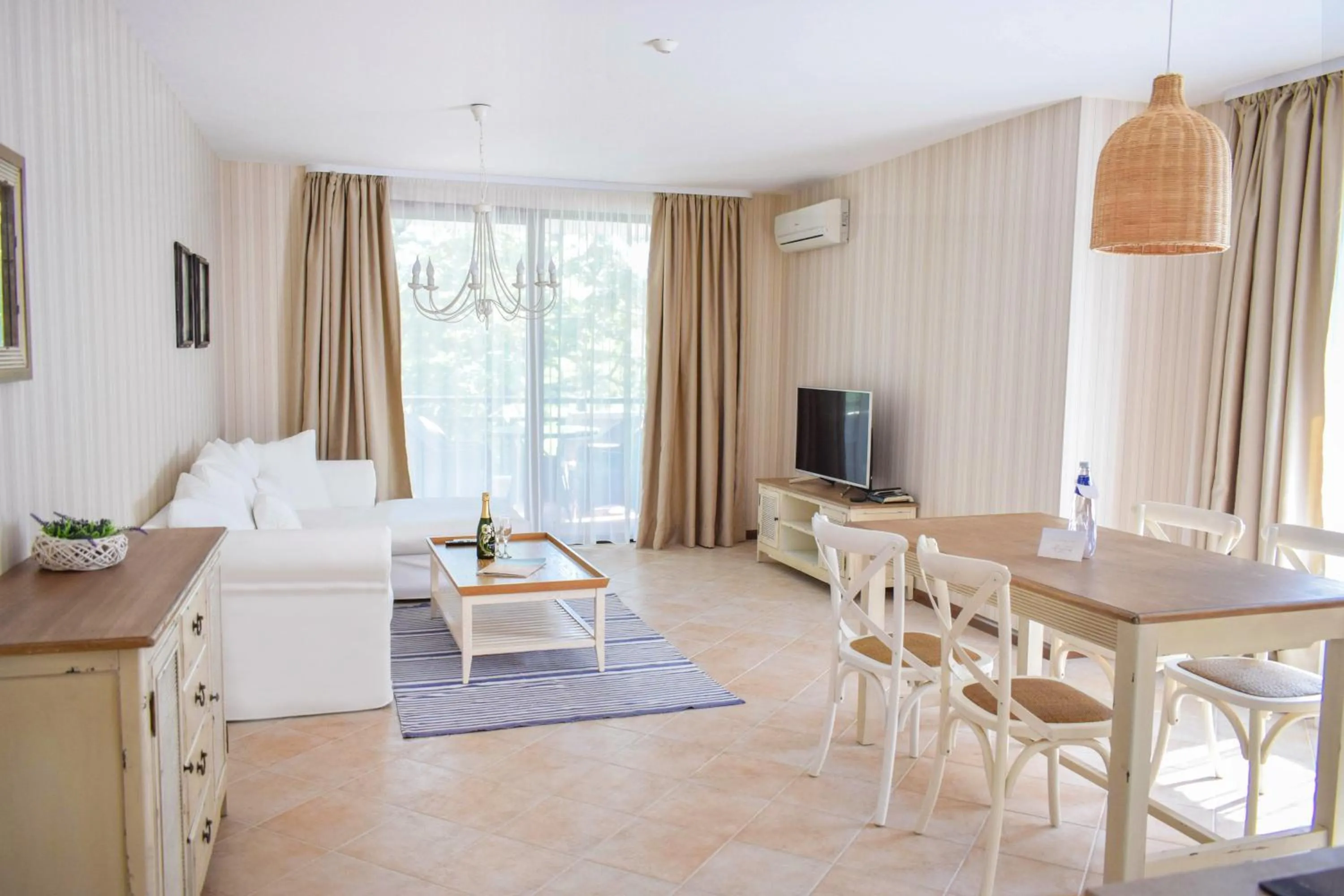 Living room, Bed in Oasis Resort Lozenets