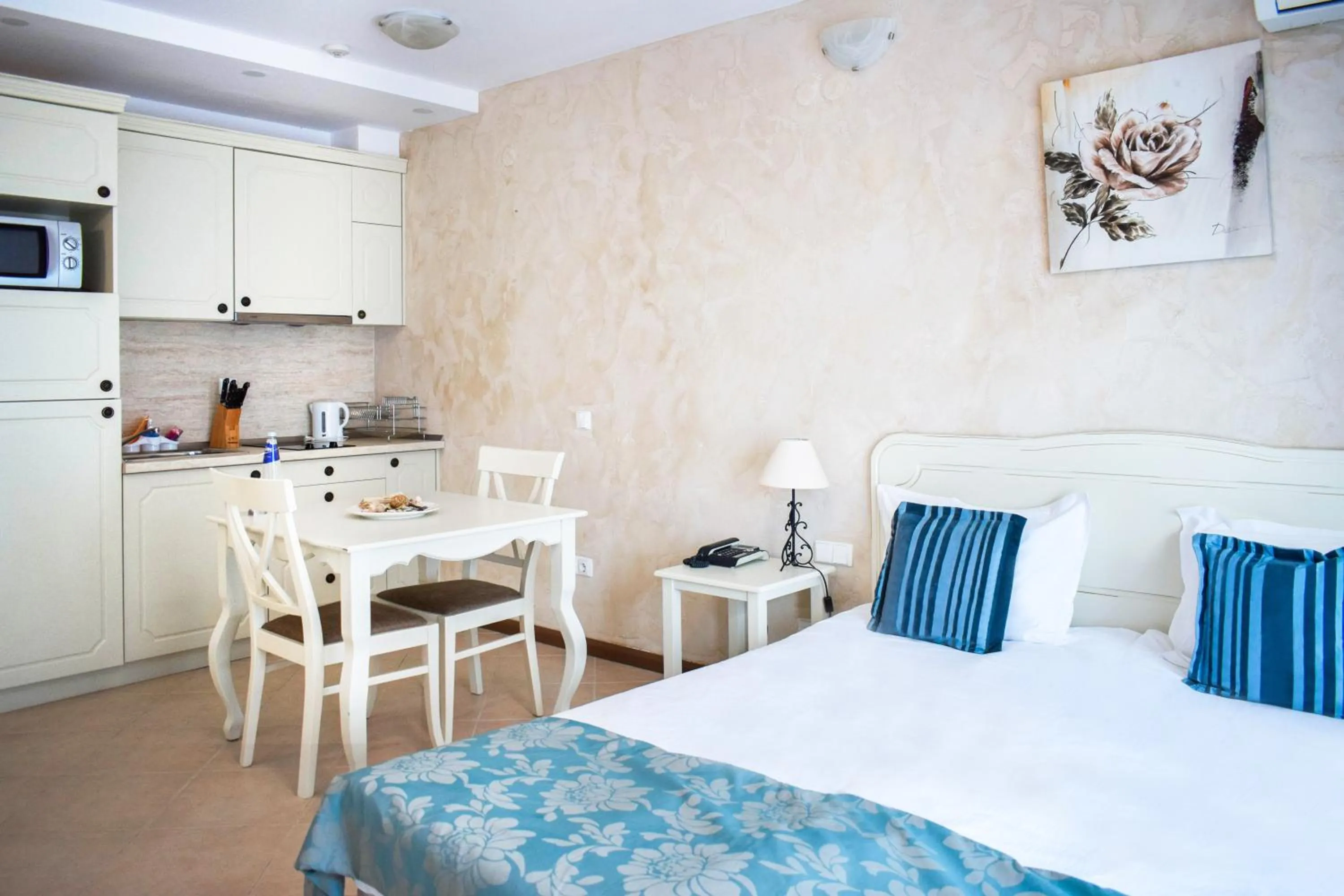 Photo of the whole room, Bed in Oasis Resort Lozenets