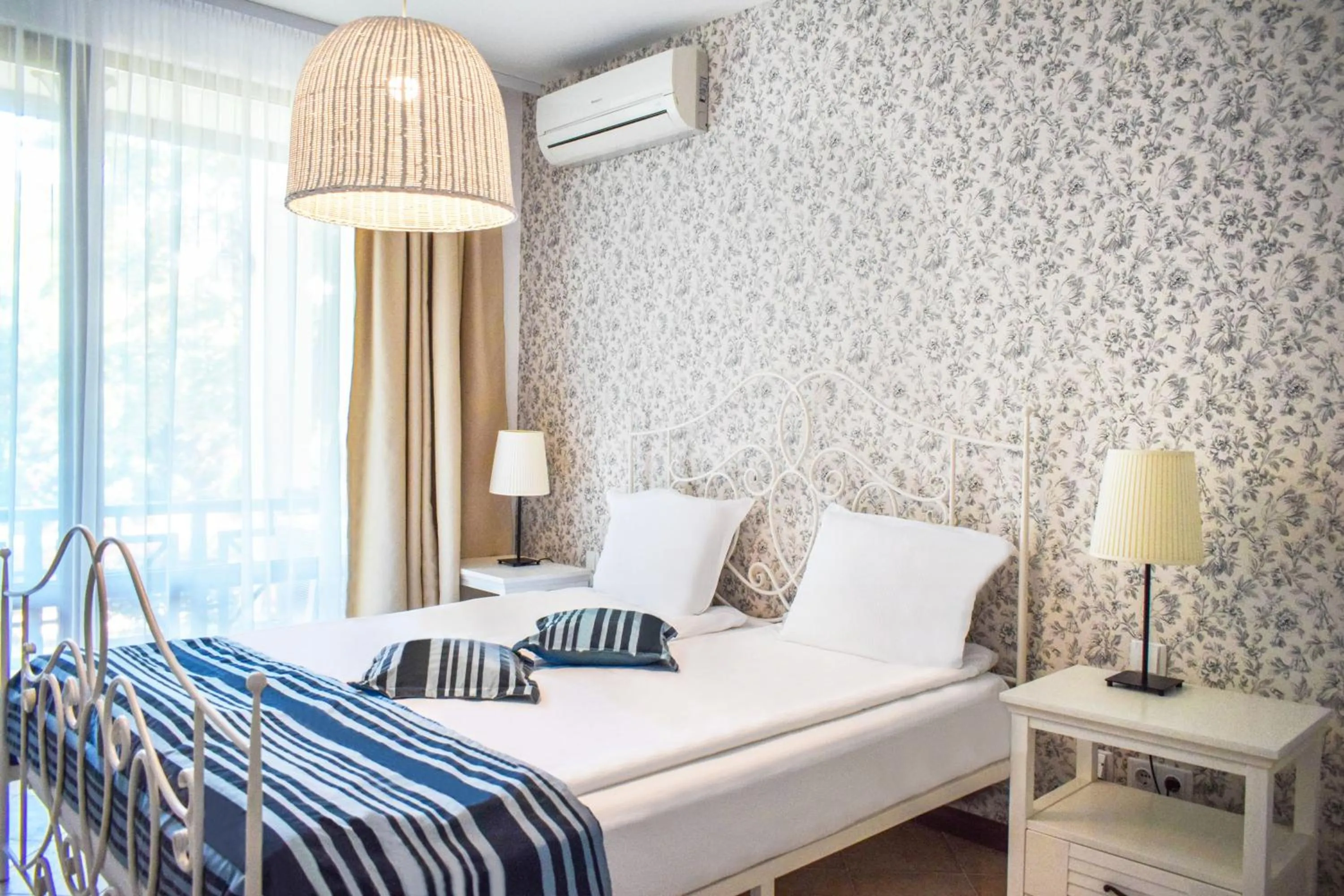 Bedroom, Bed in Oasis Resort Lozenets