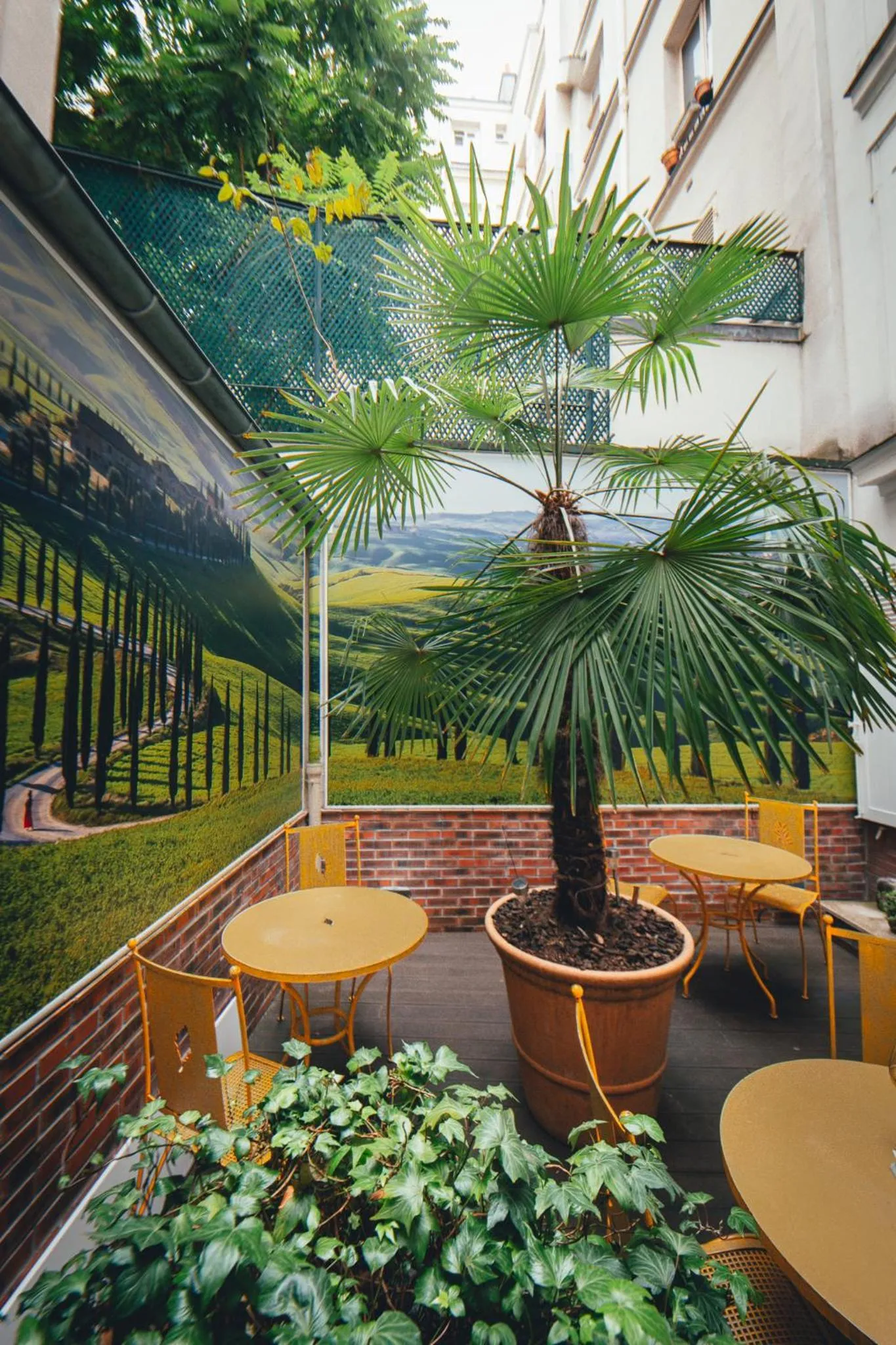 Patio in Le Relais Montmartre