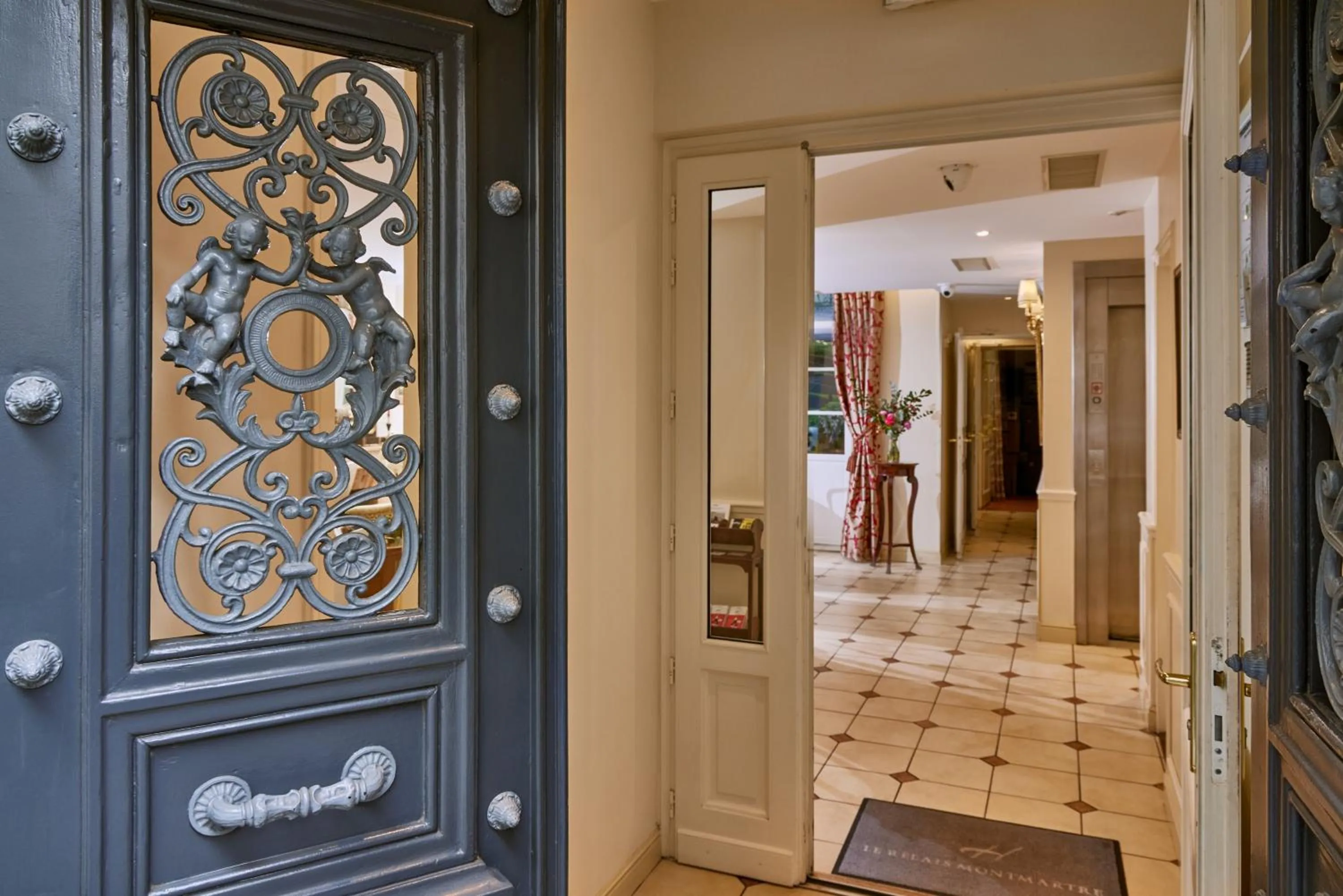 Facade/entrance in Le Relais Montmartre
