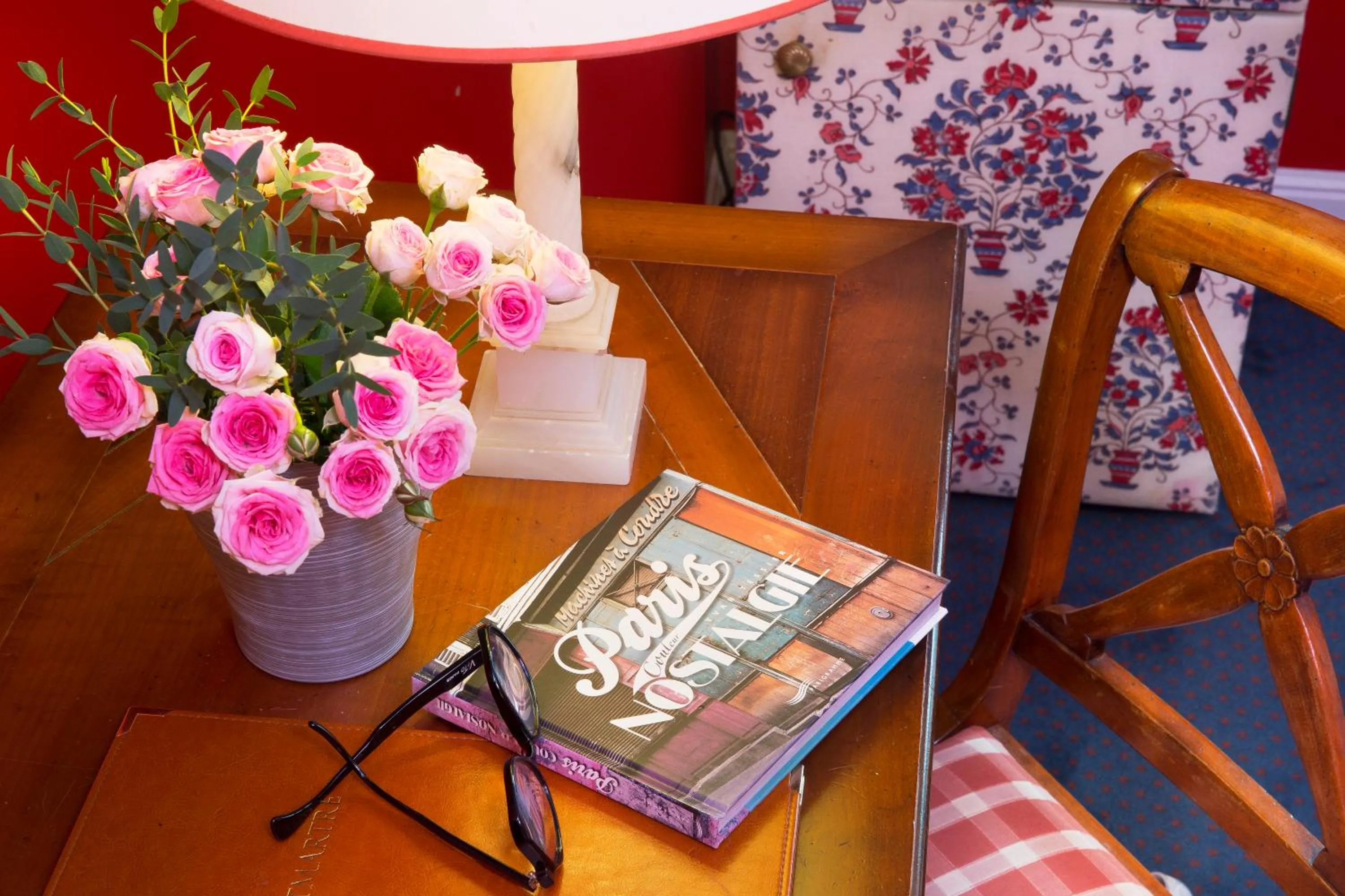 Seating area in Le Relais Montmartre