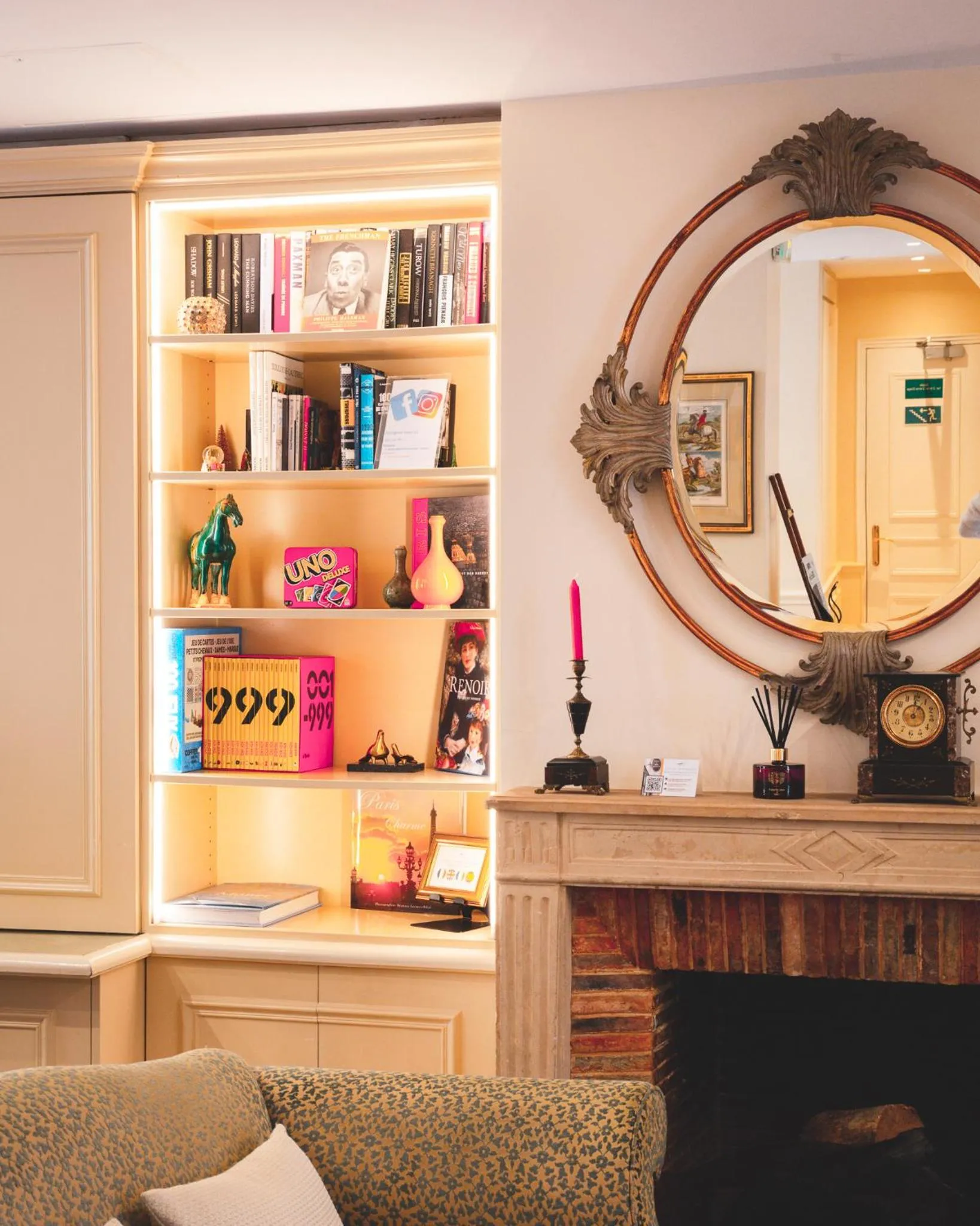 Decorative detail in Le Relais Montmartre