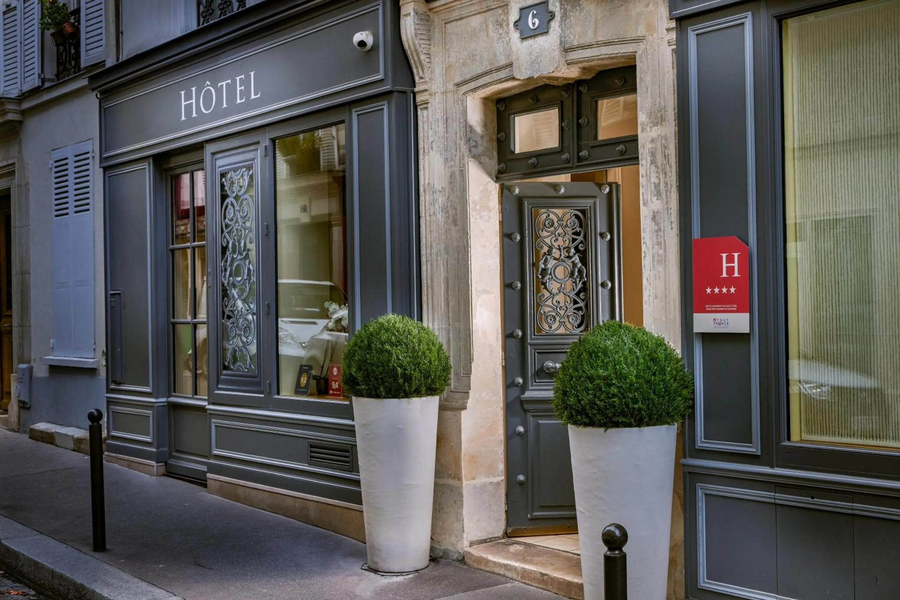 Facade/entrance in Le Relais Montmartre