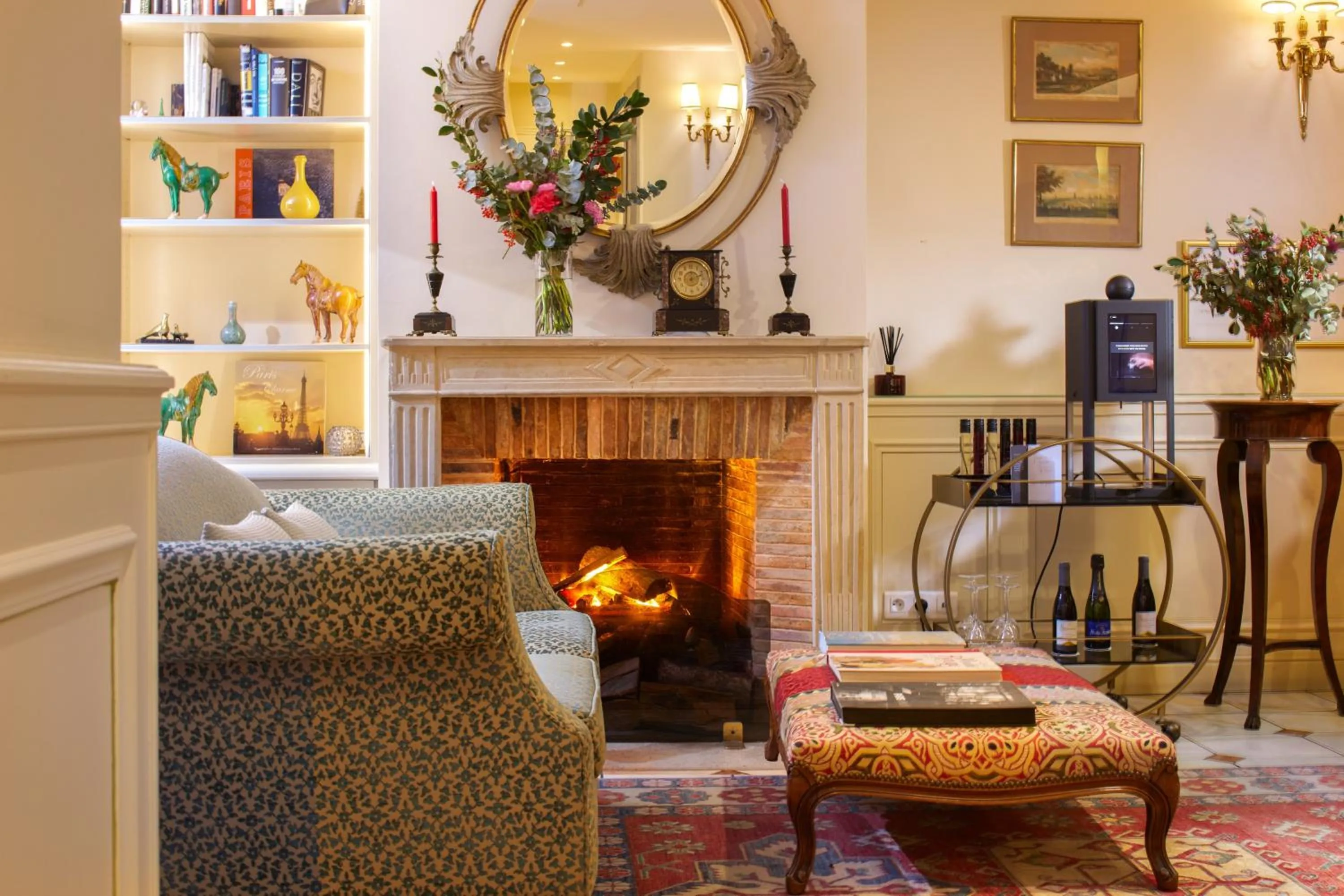 Seating area in Le Relais Montmartre