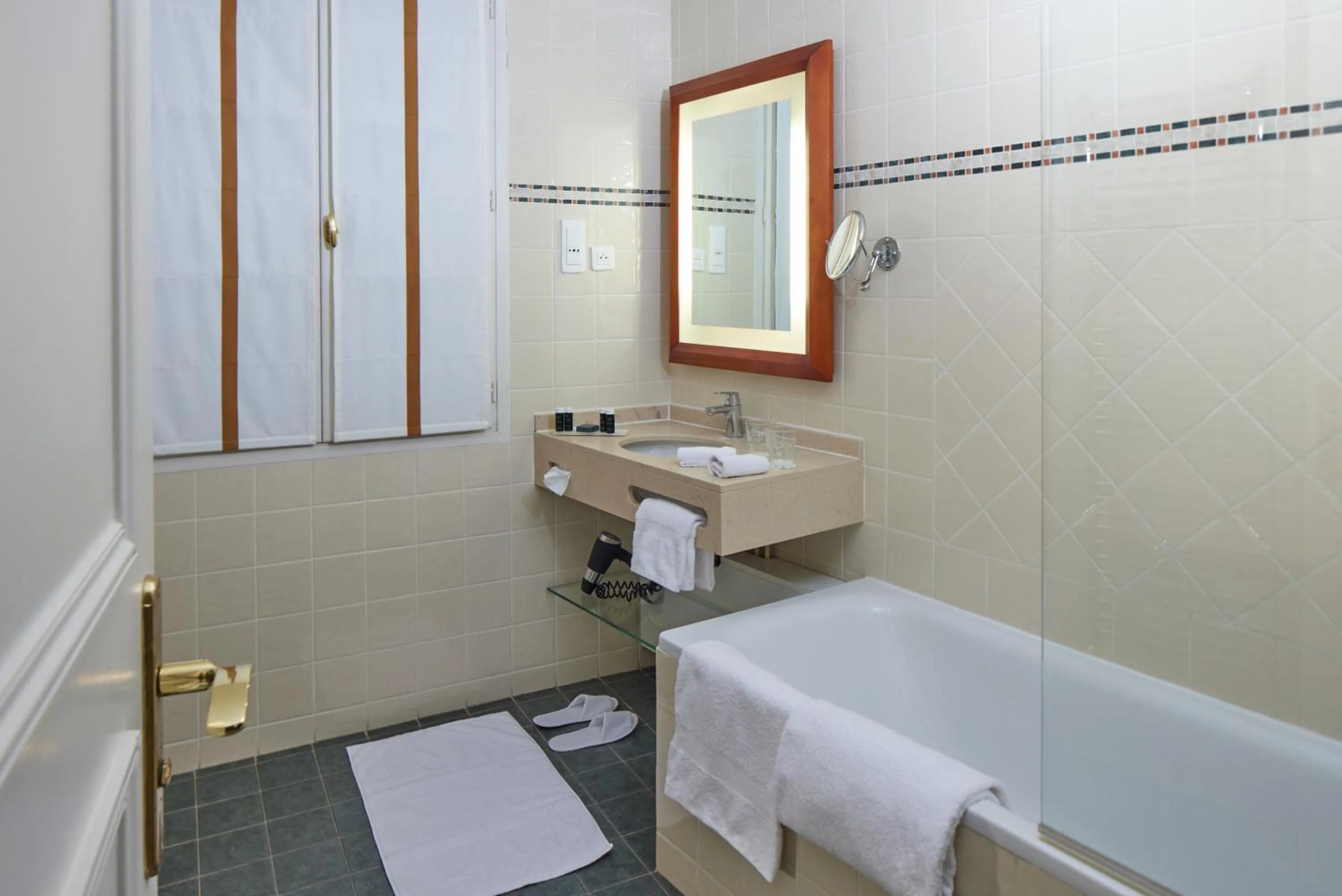 Bathroom in Le Relais Montmartre