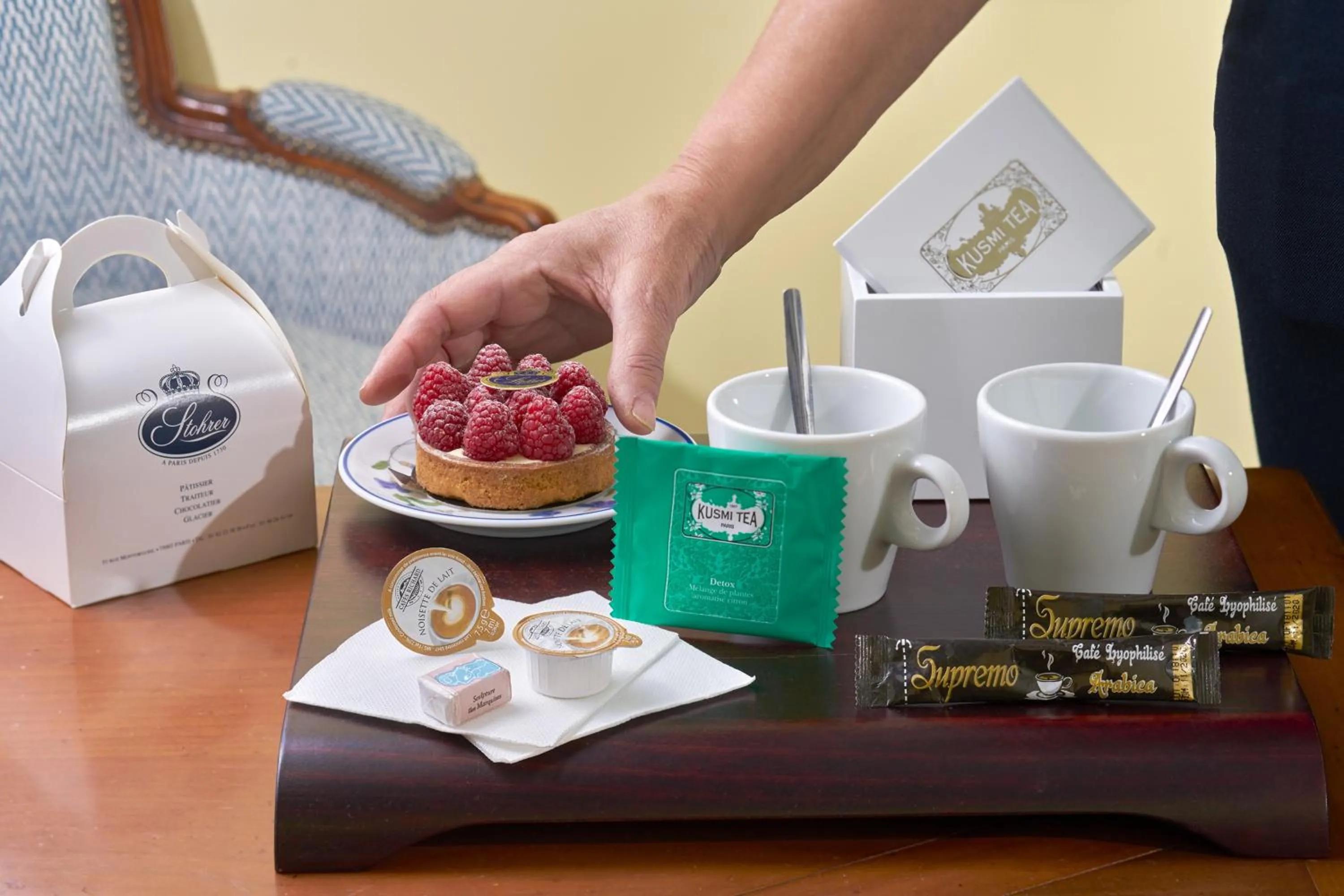 Coffee/tea facilities in Le Relais Montmartre