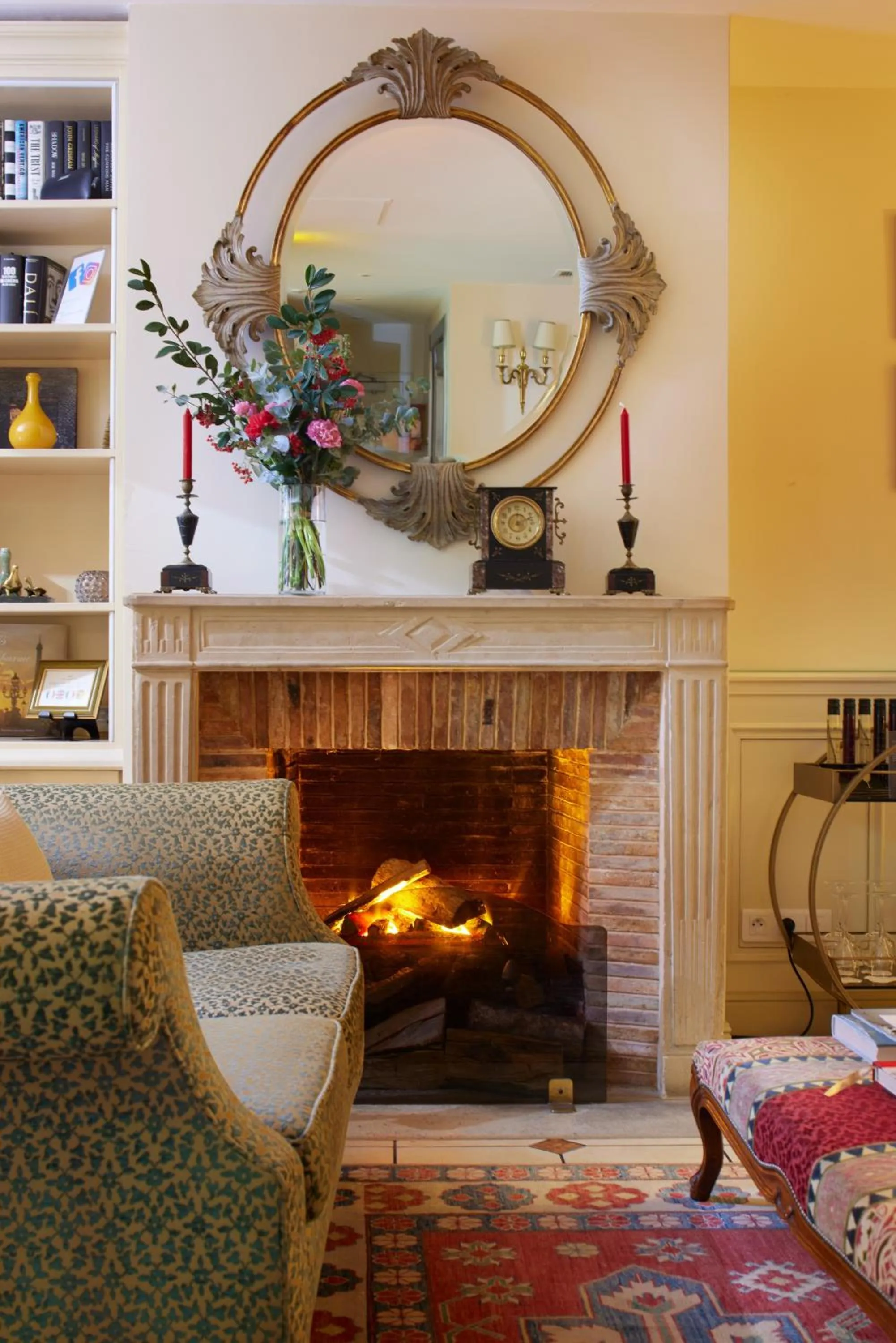 Seating area in Le Relais Montmartre
