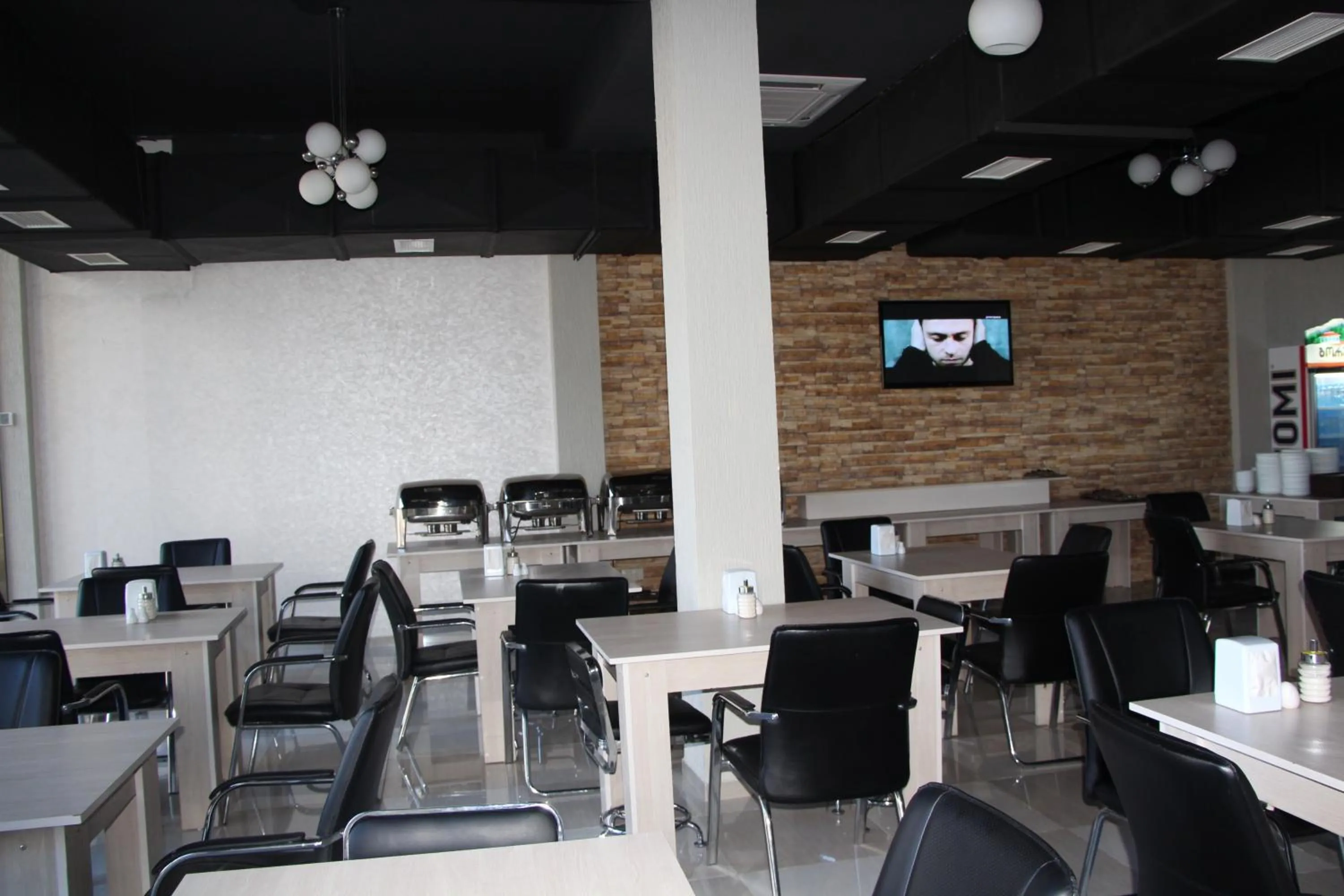 Restaurant/places to eat in Legacy Hotel