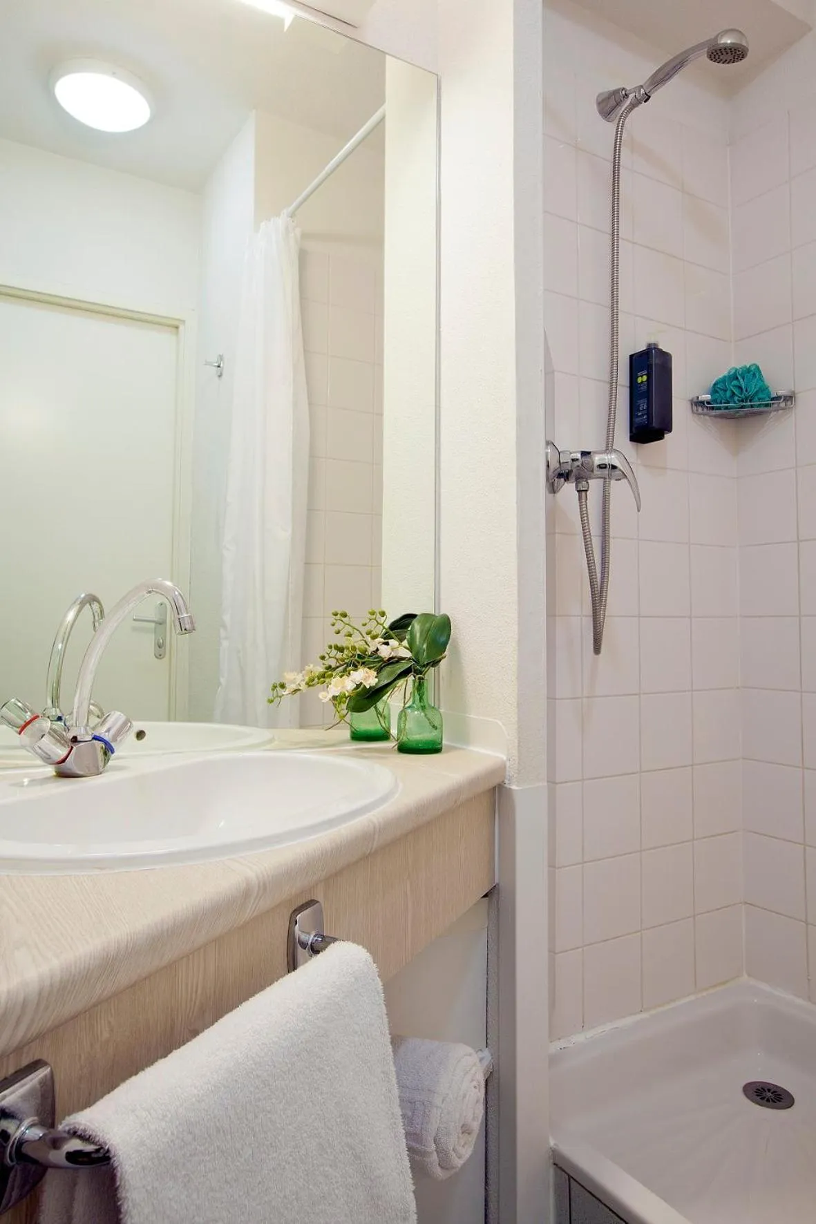 Shower in Séjours & Affaires Poitiers Lamartine