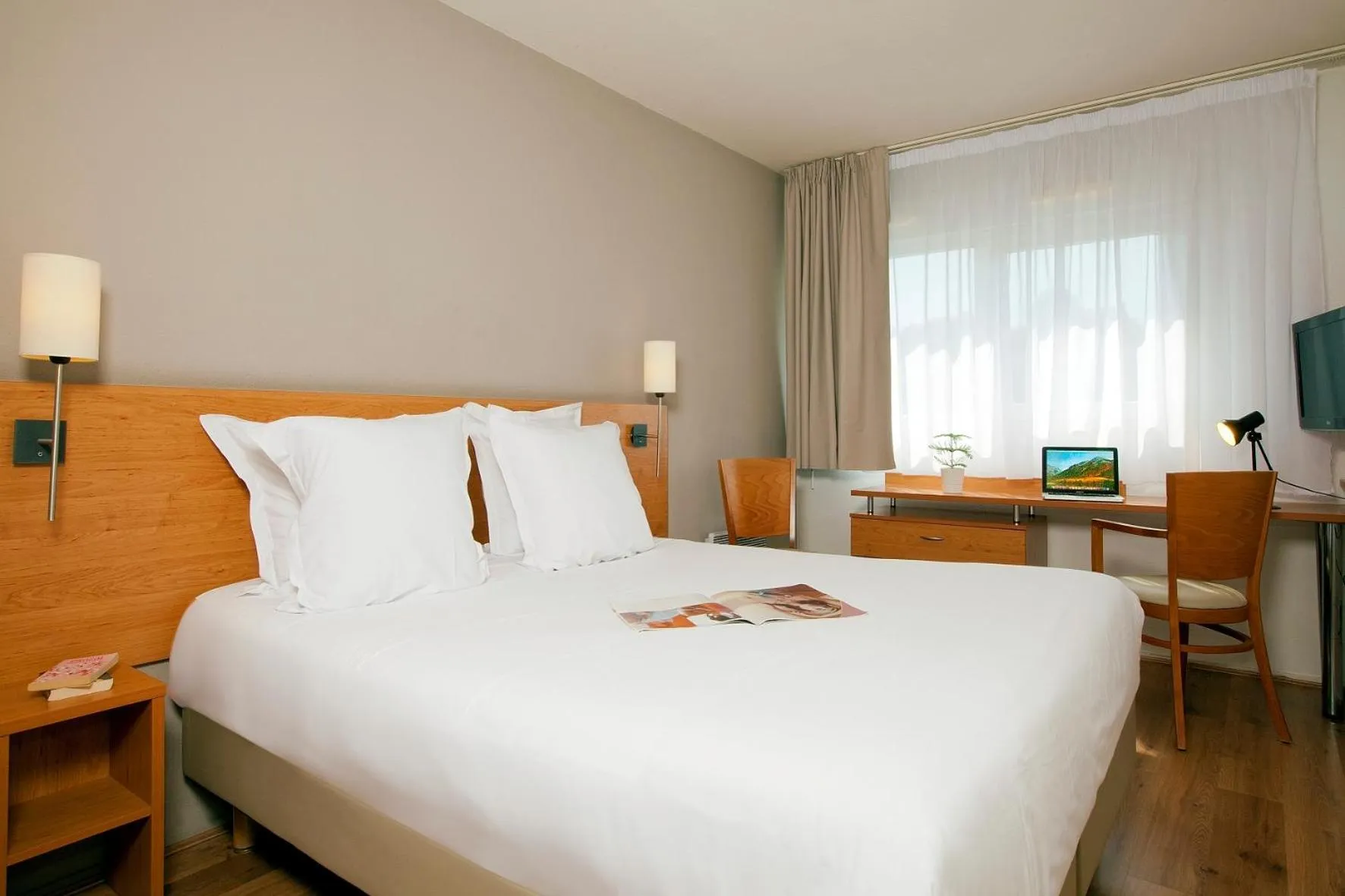 Photo of the whole room, Bed in Séjours & Affaires Poitiers Lamartine