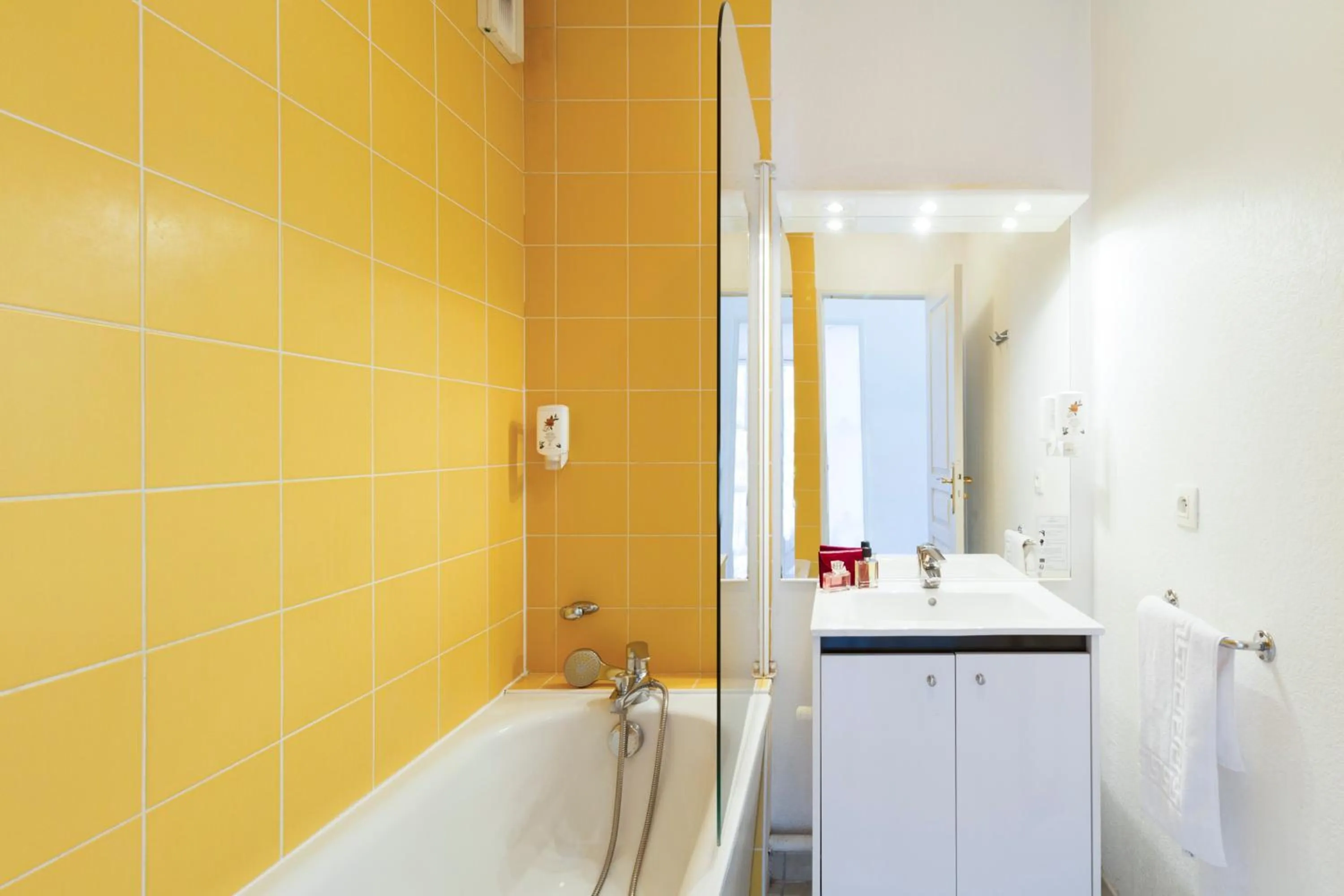 Bathroom in Garden & City Six-Fours-les-Plages