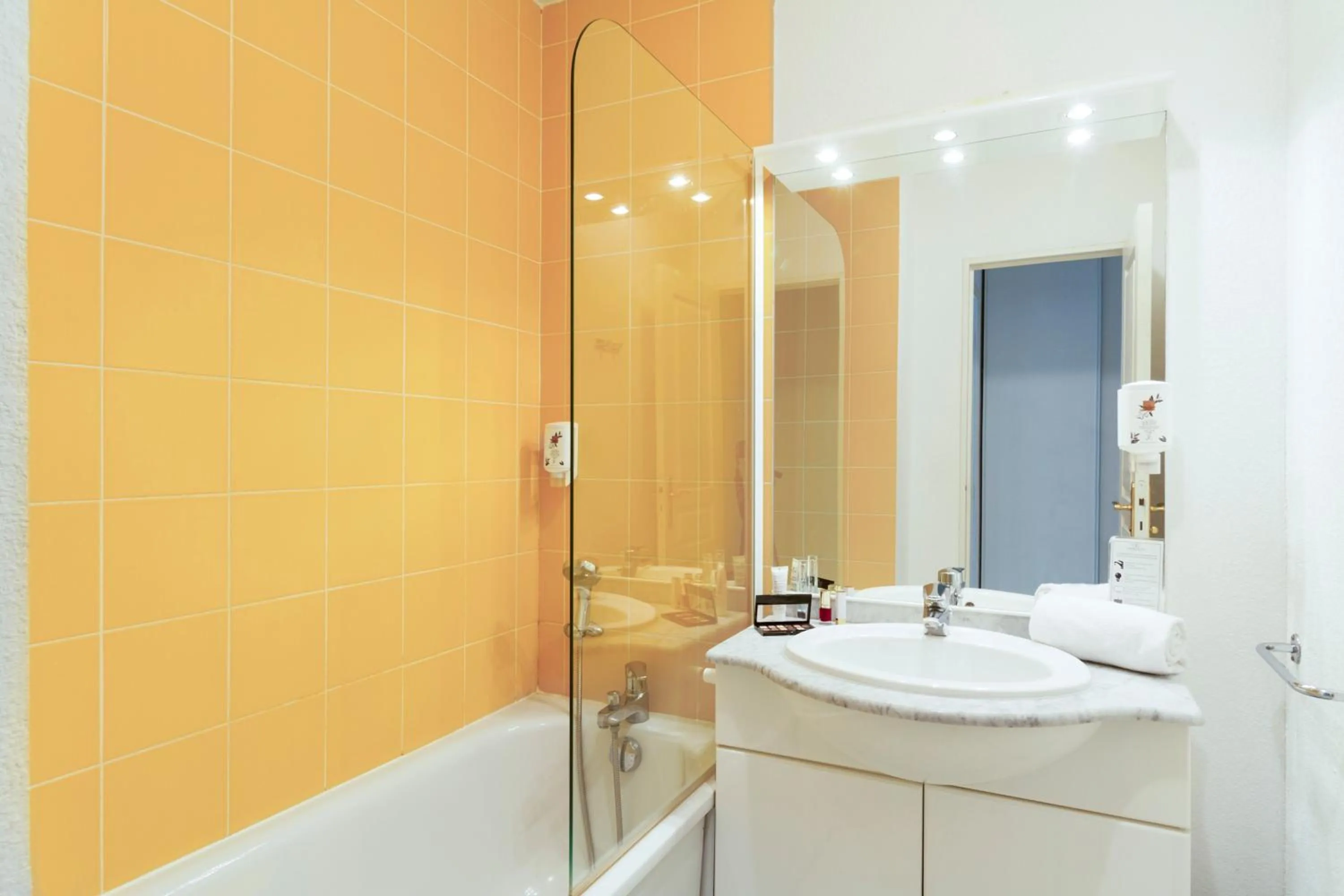 Bathroom in Garden & City Six-Fours-les-Plages