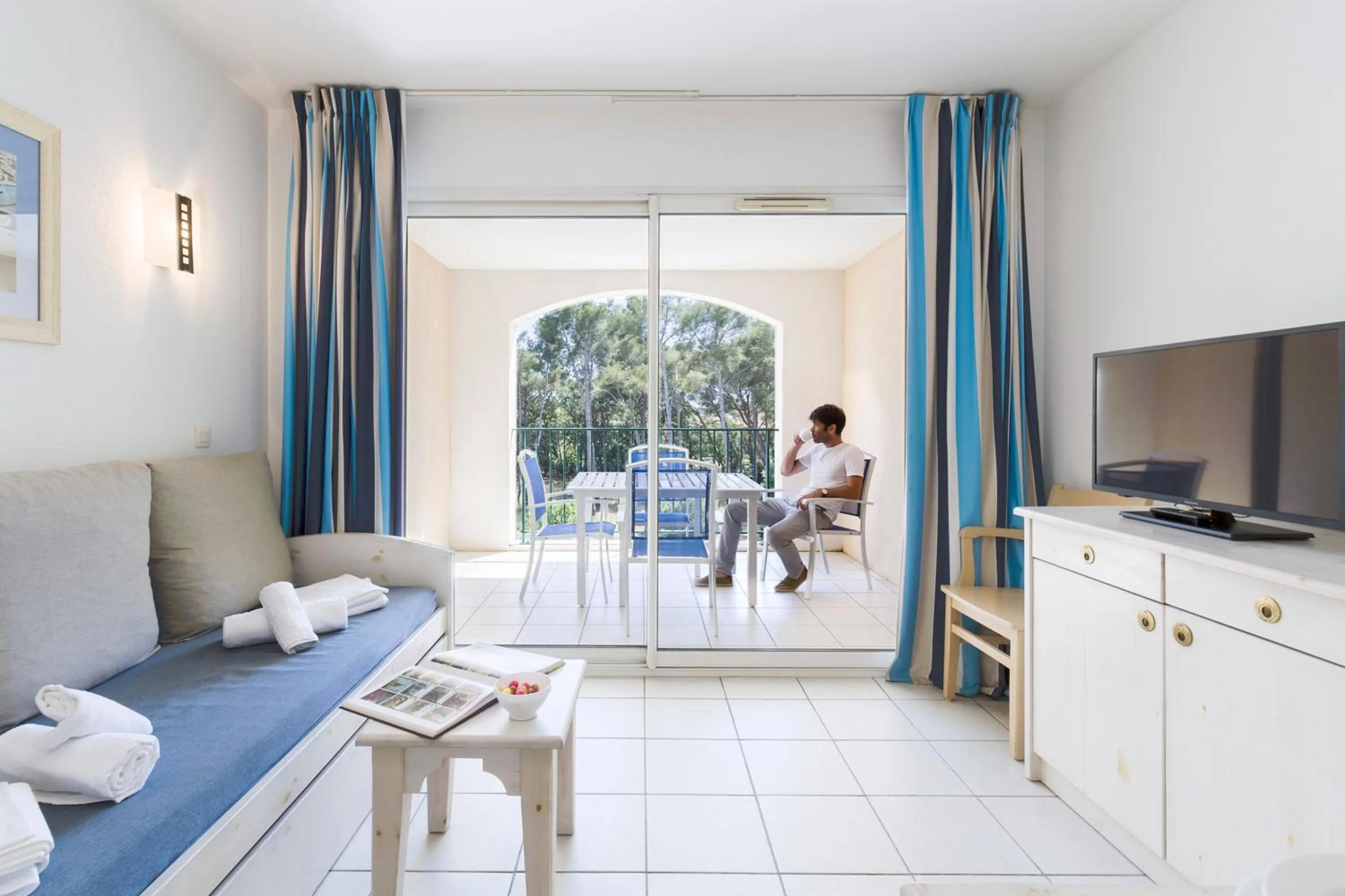 Patio, Bed in Garden & City Six-Fours-les-Plages