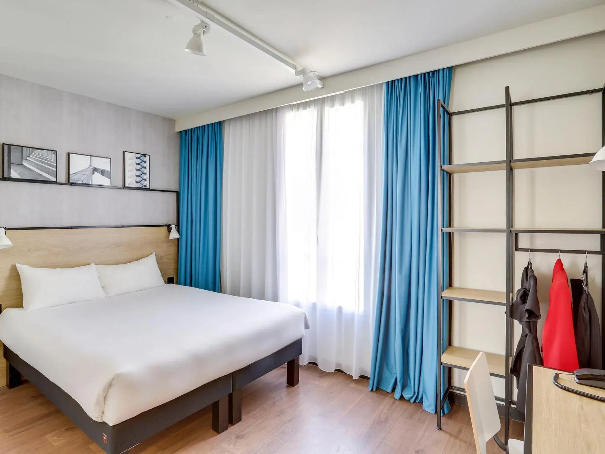 Property building, Bed in ibis Levallois Perret Property building, Bed in ibis Levallois Perret