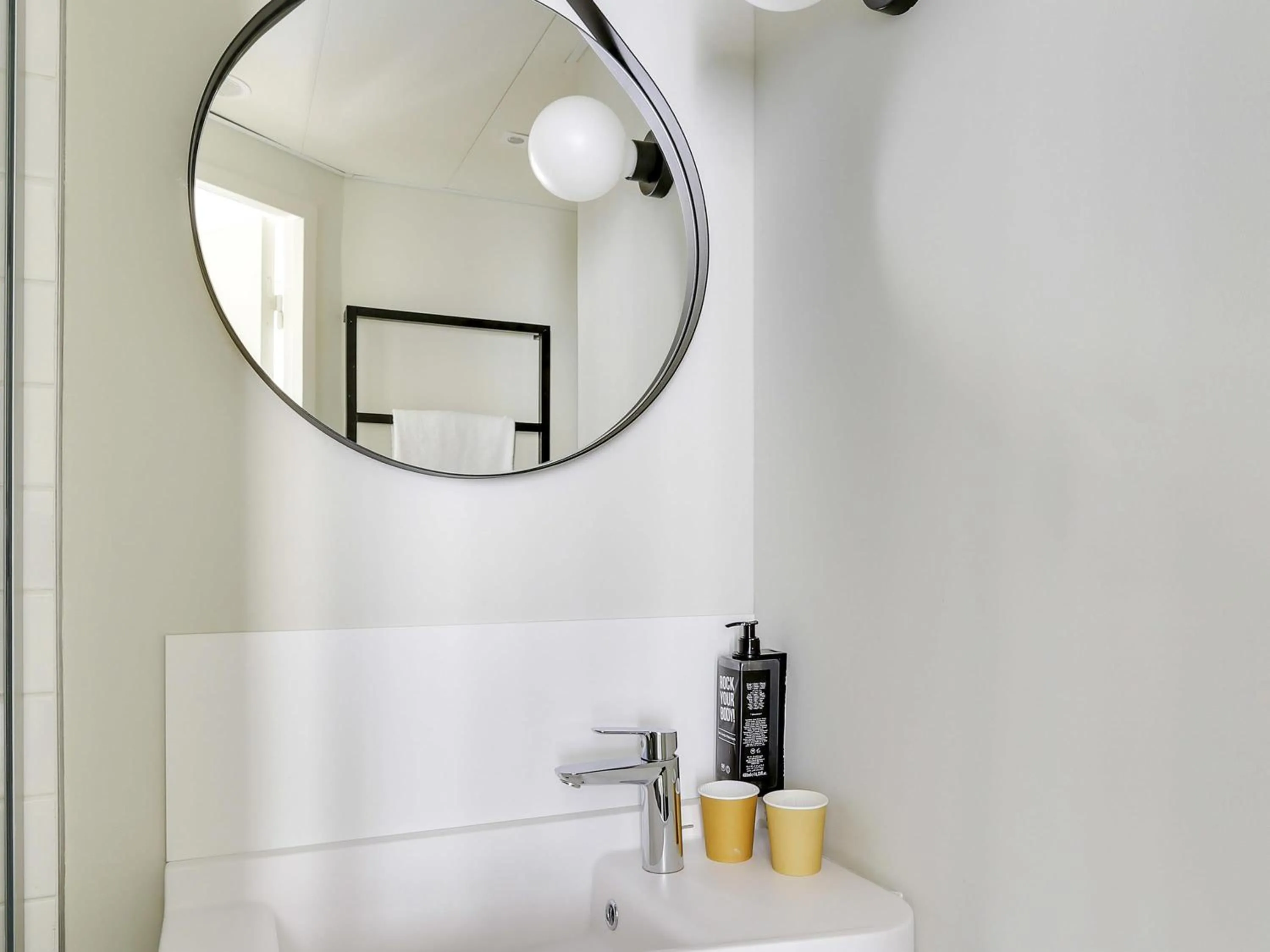 Bedroom in ibis Levallois Perret