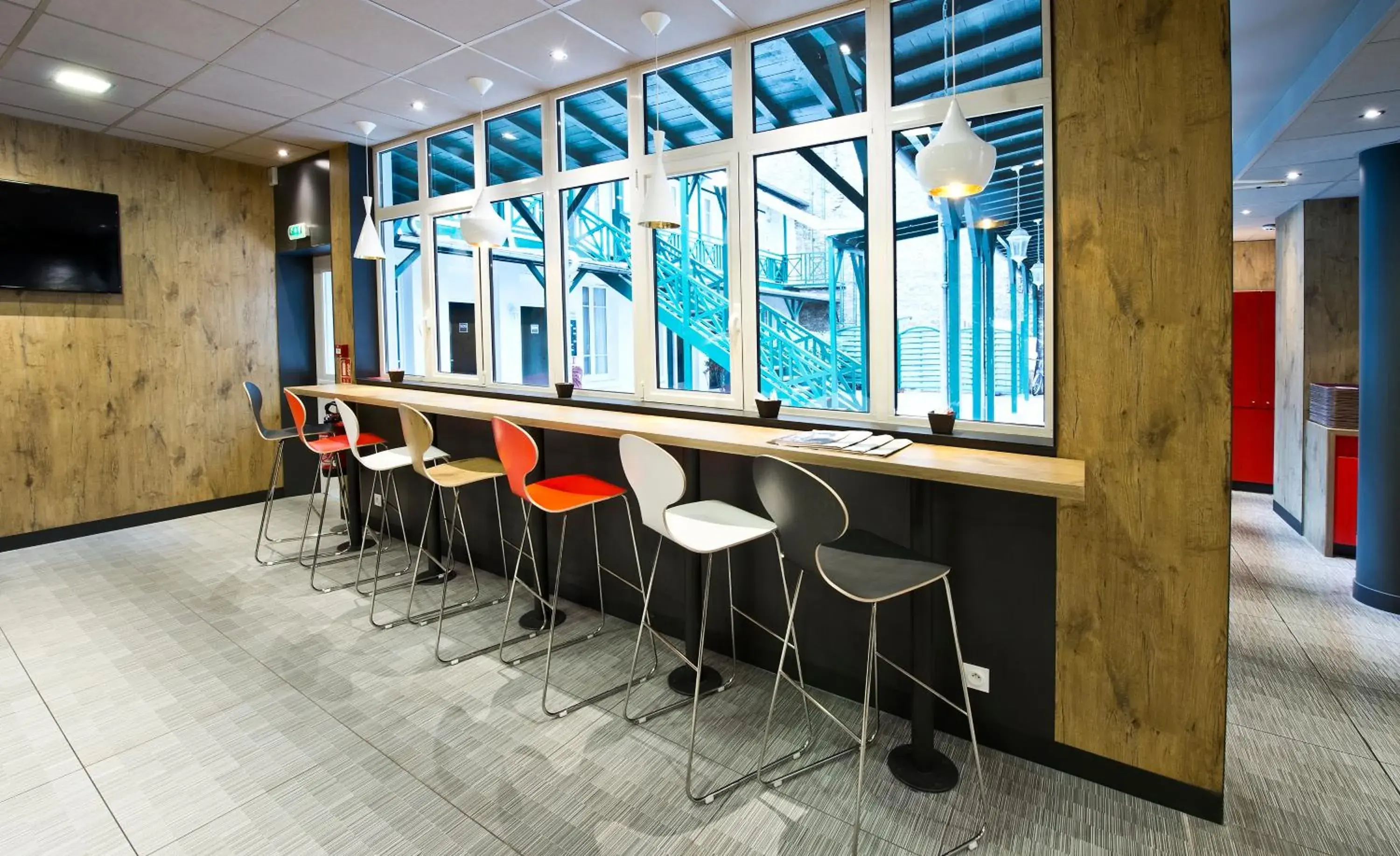 Lounge or bar in ibis Levallois Perret Lounge or bar in ibis Levallois Perret