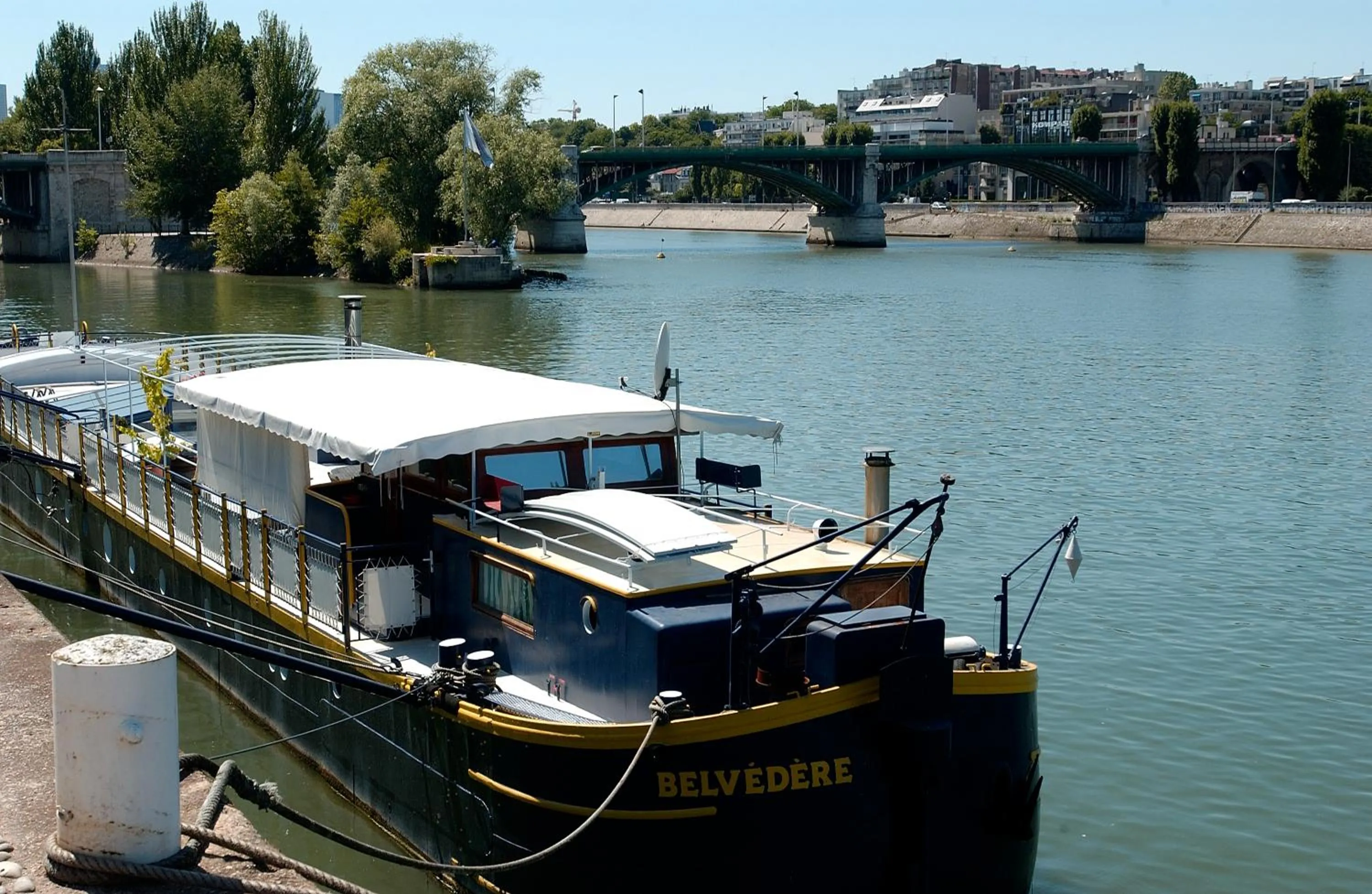 Garden in ibis Levallois Perret