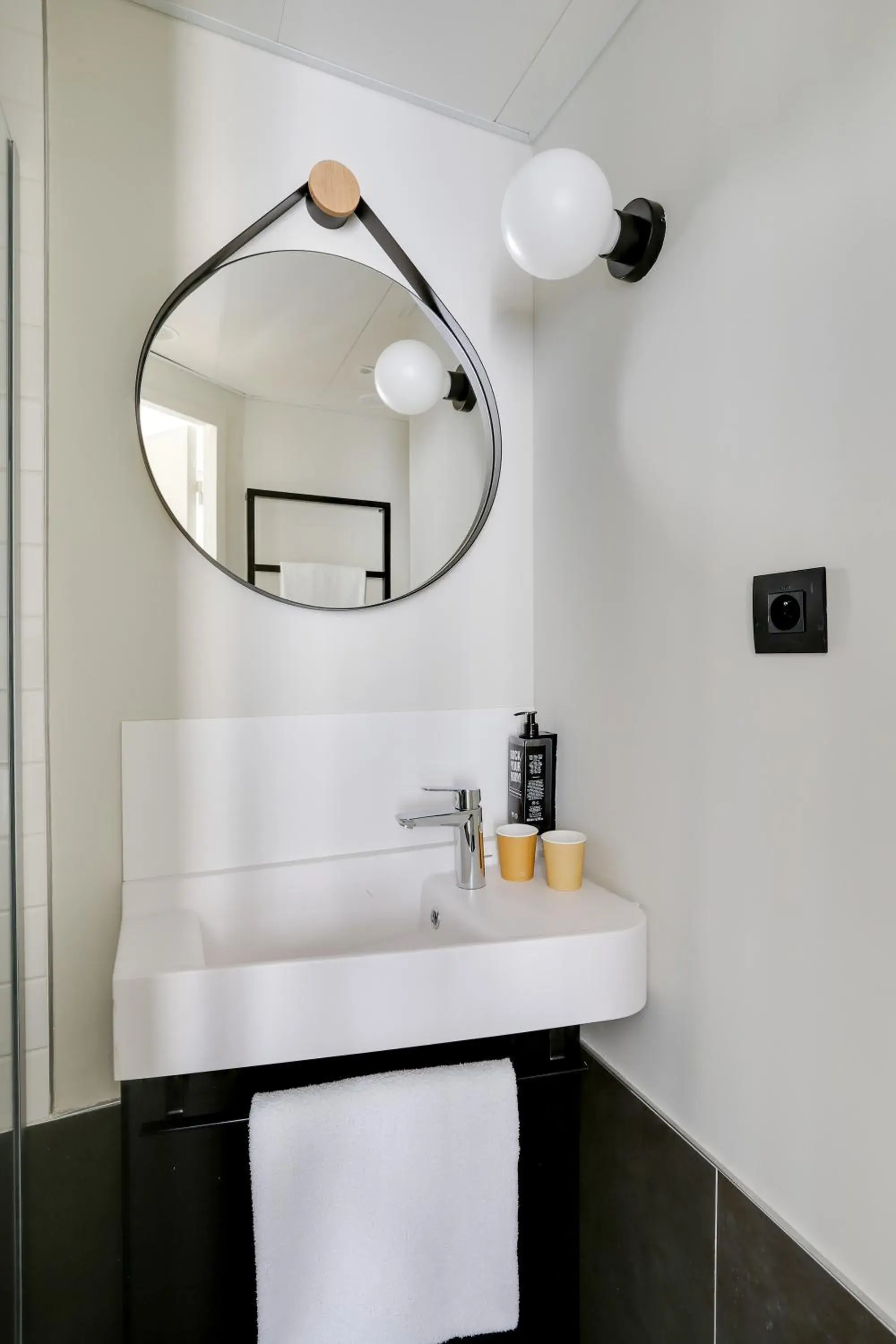 Bathroom in ibis Levallois Perret Bathroom in ibis Levallois Perret