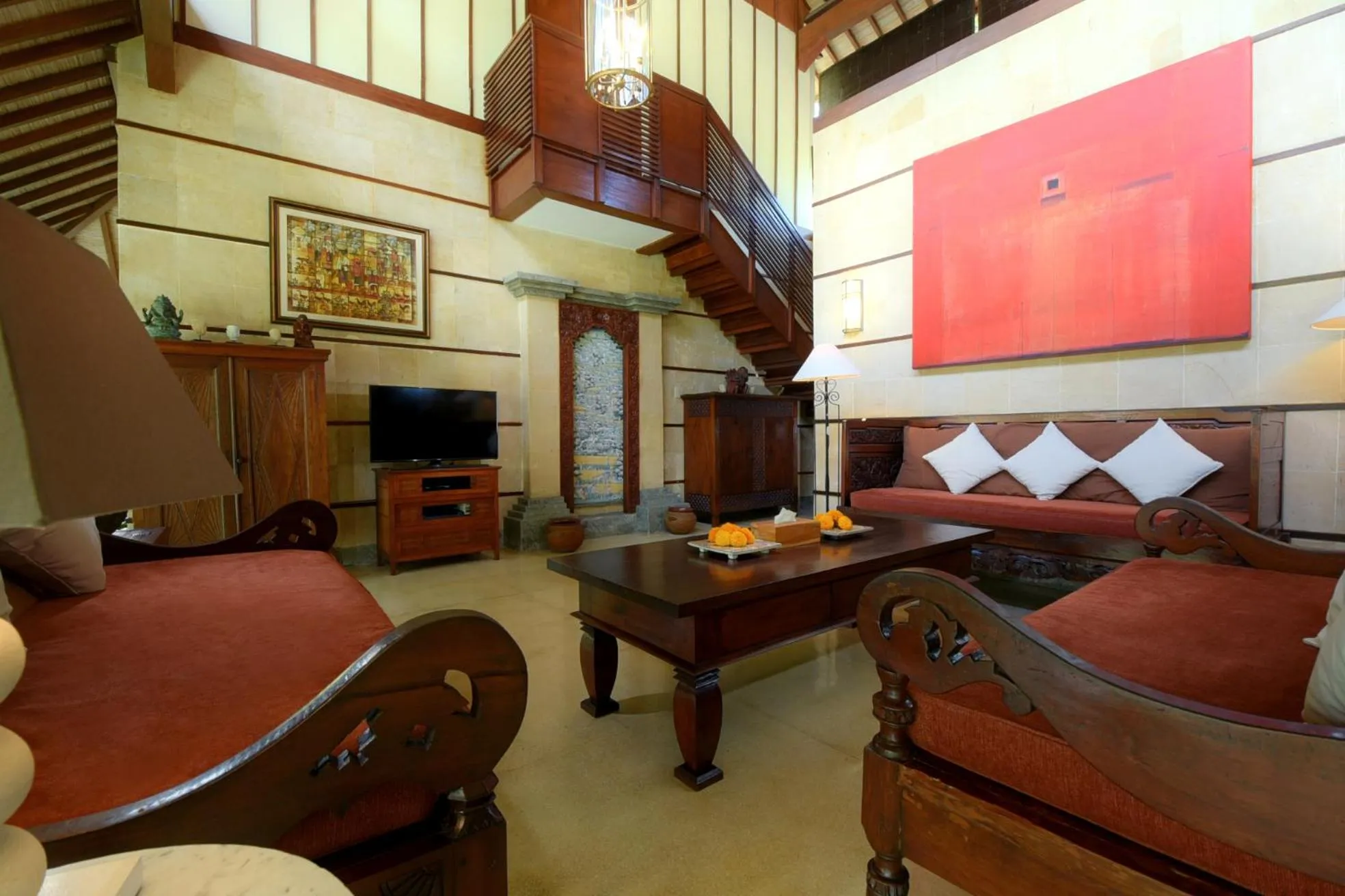 Communal lounge/ TV room in Rumah Ganesha Ubud